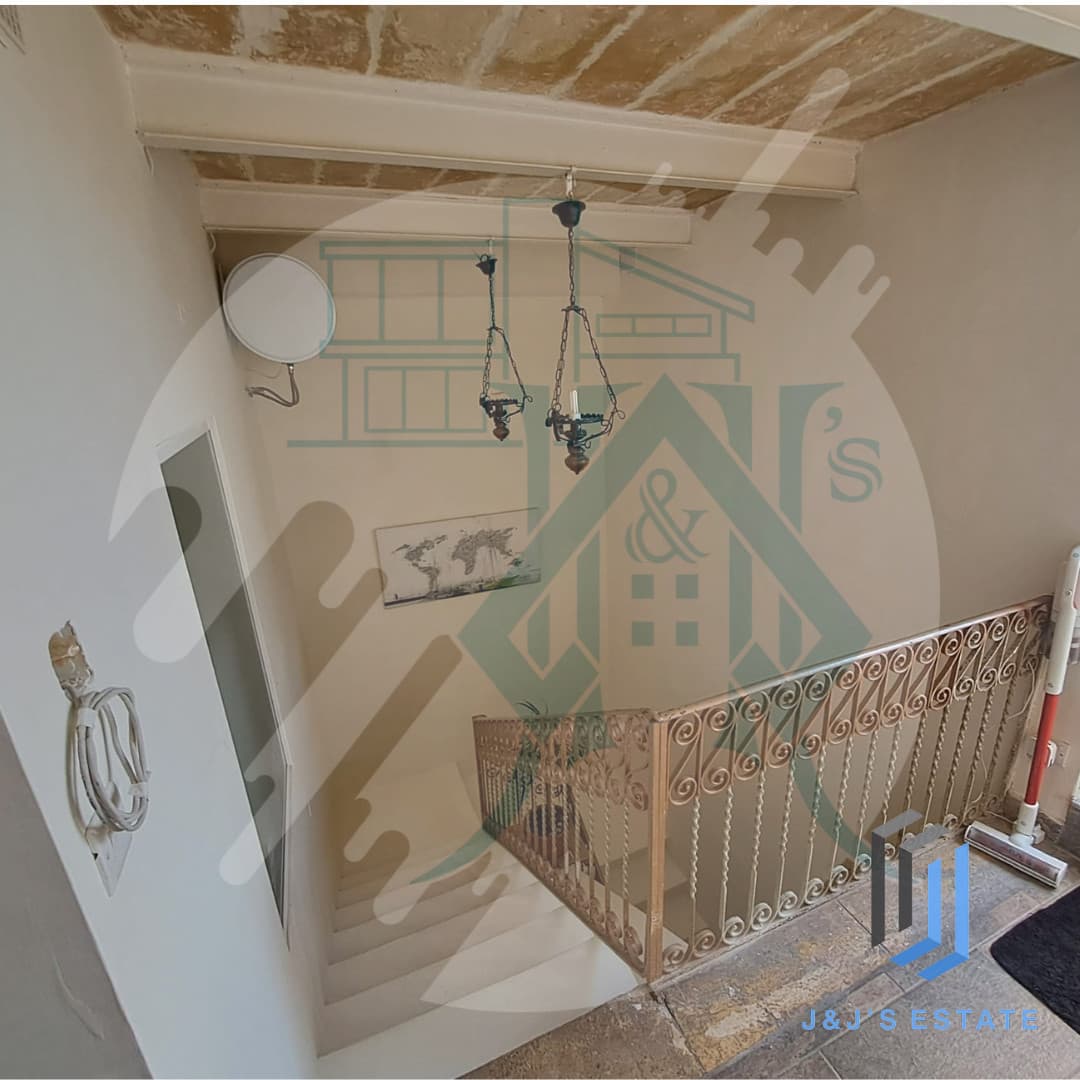 Charming 1-Bedroom Penthouse in Paola · 3
