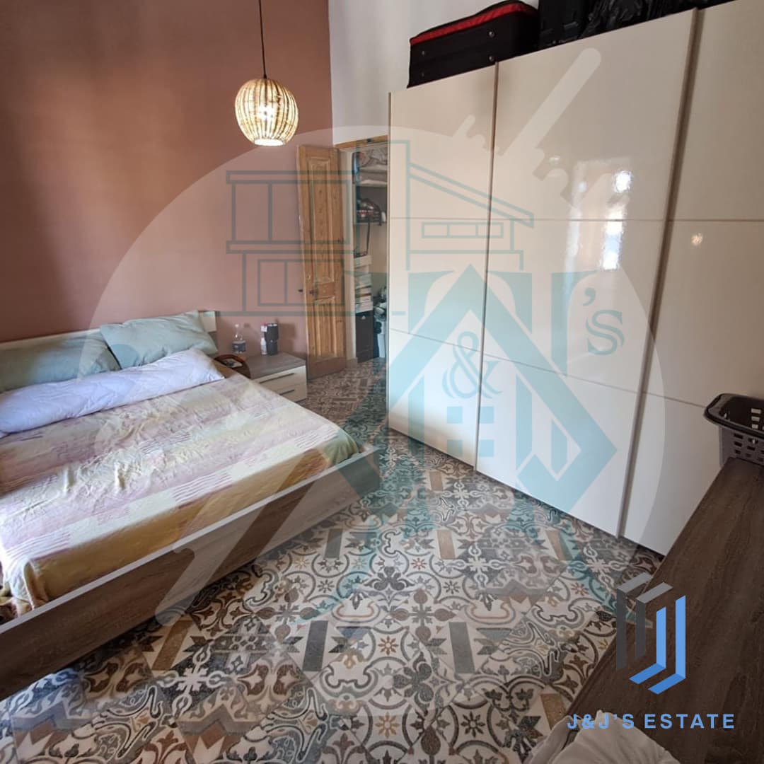 Charming 1-Bedroom Penthouse in Paola · 4