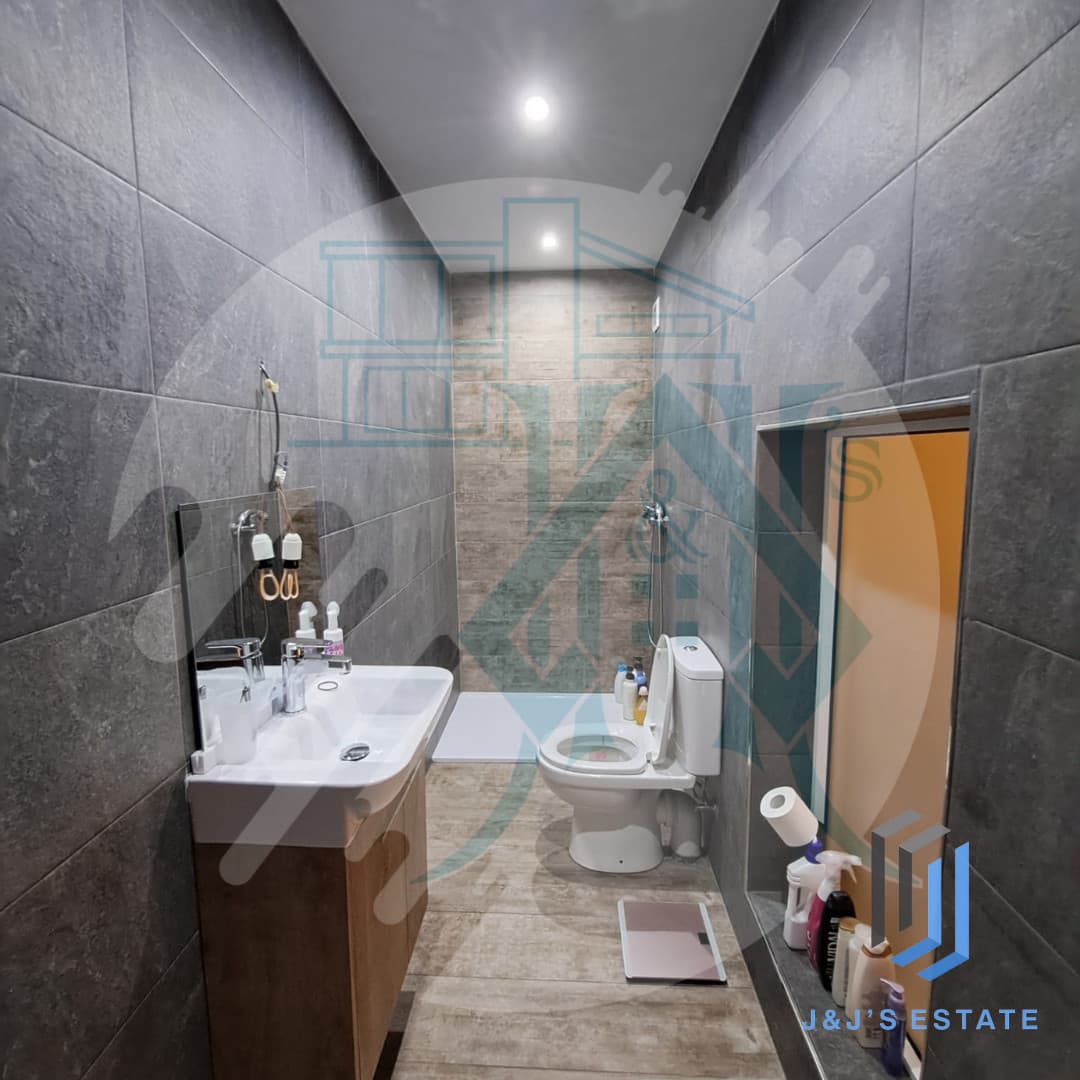 Charming 1-Bedroom Penthouse in Paola · 5