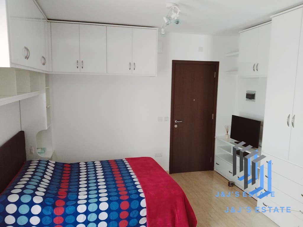Charming 1-Bedroom Penthouse Studio in Naxxar