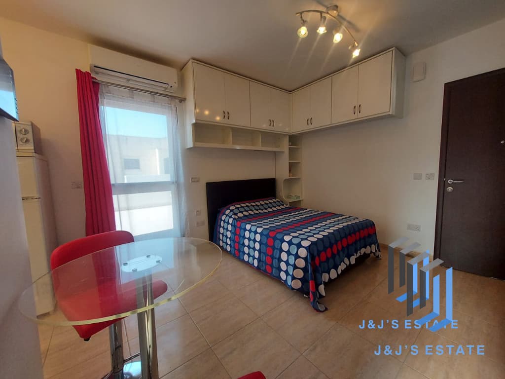 Charming 1-Bedroom Penthouse Studio in Naxxar · 2