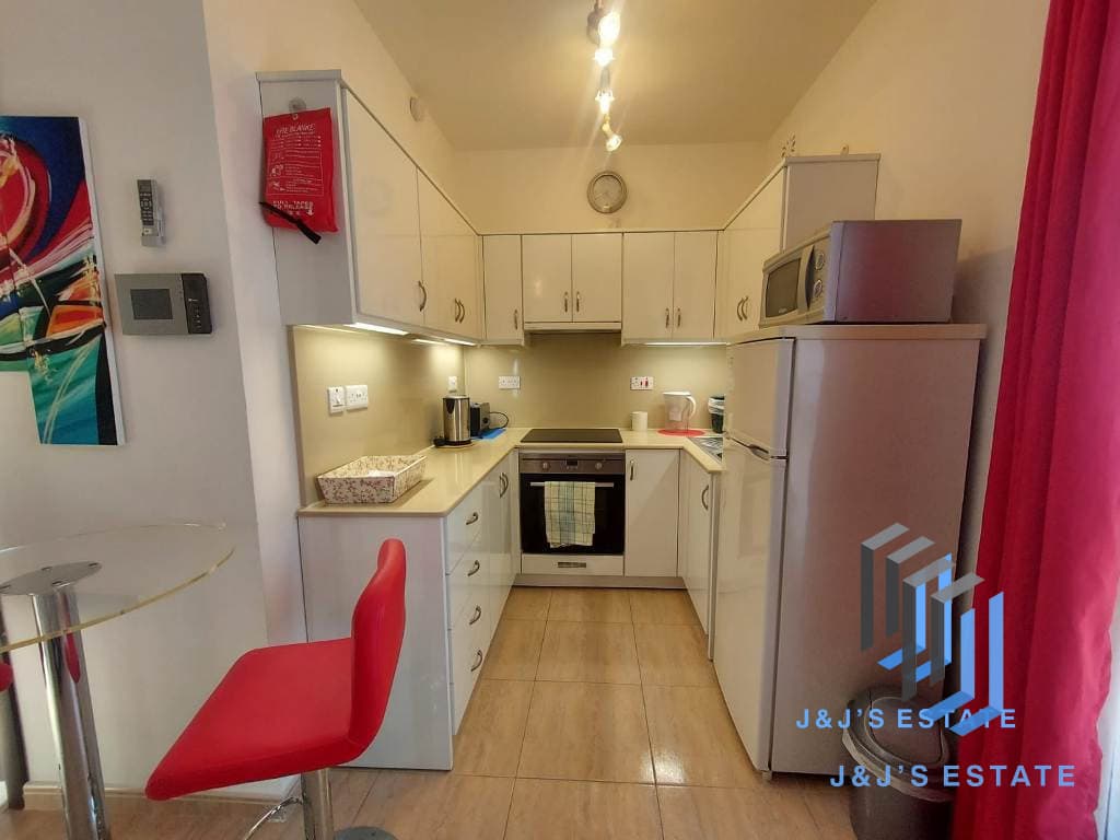 Charming 1-Bedroom Penthouse Studio in Naxxar · 3