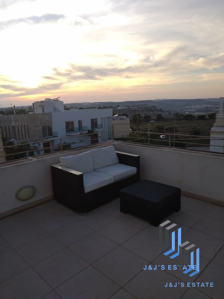 Charming 1-Bedroom Penthouse Studio in Naxxar · 10