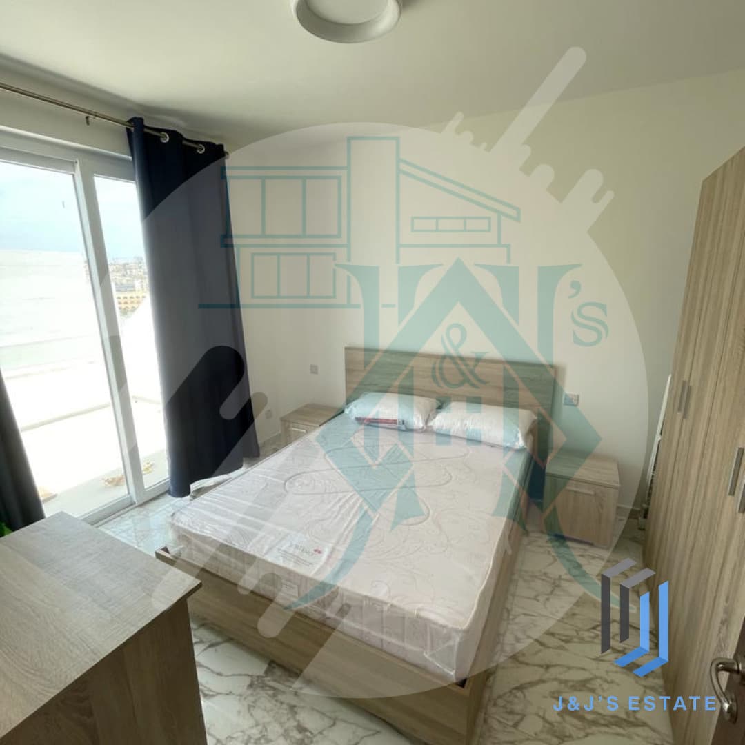 Stylish Penthouse in Gzira with Spacious Terrace · 5