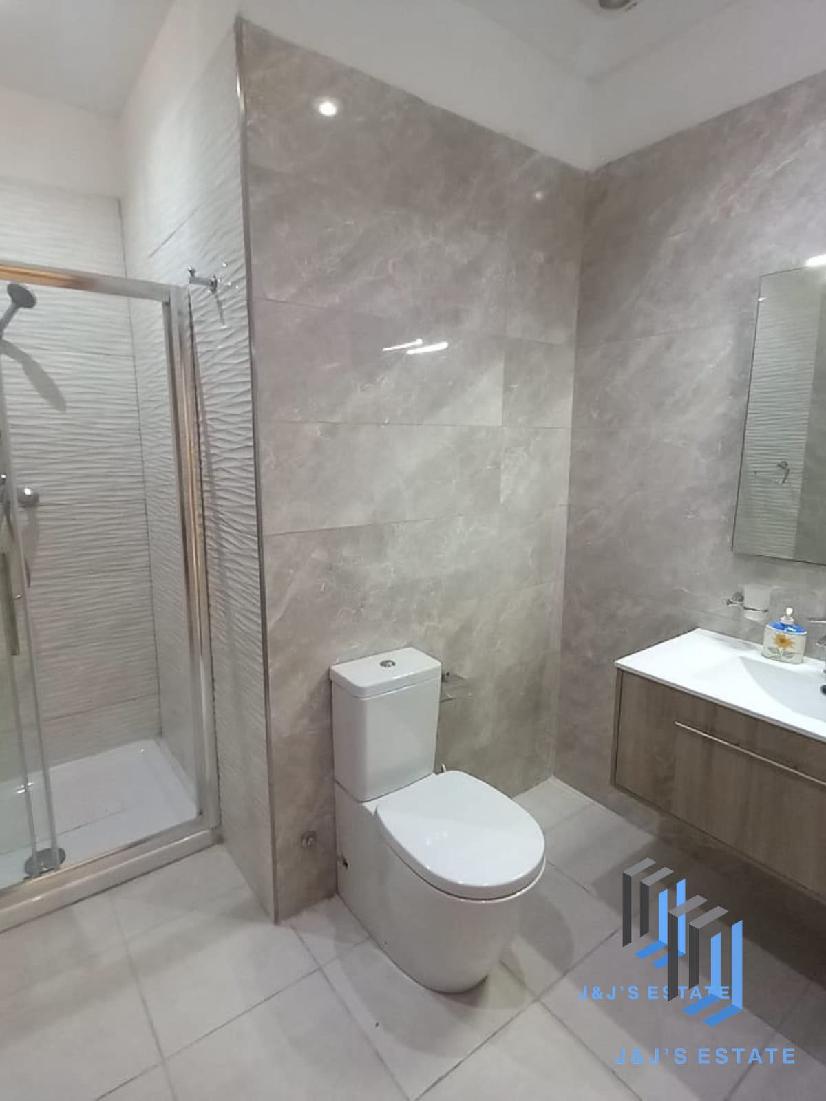Charming 2-Bedroom Apartment in Gharghur · 7