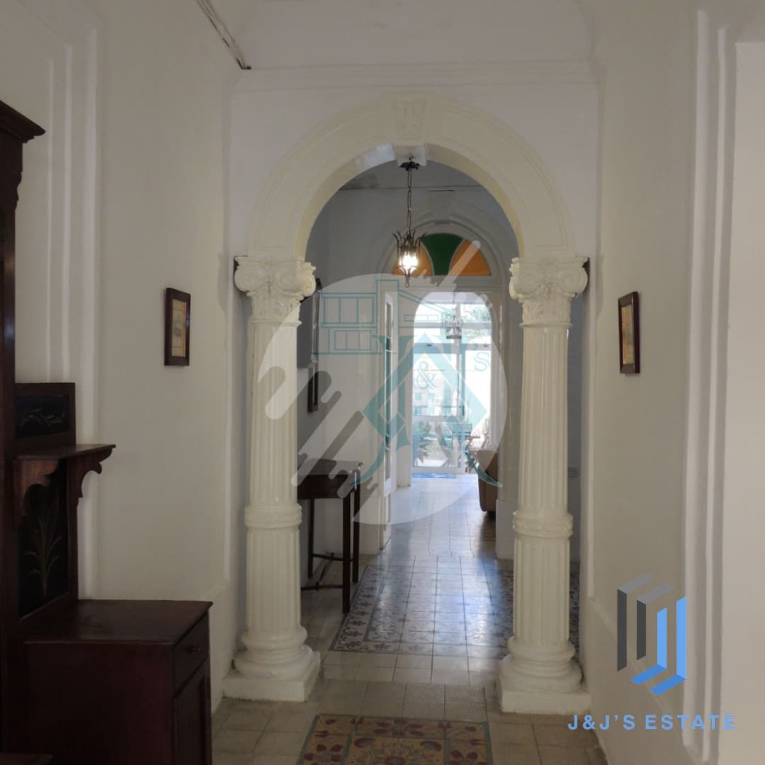 Spacious 4-Bedroom Townhouse in Sliema · 4