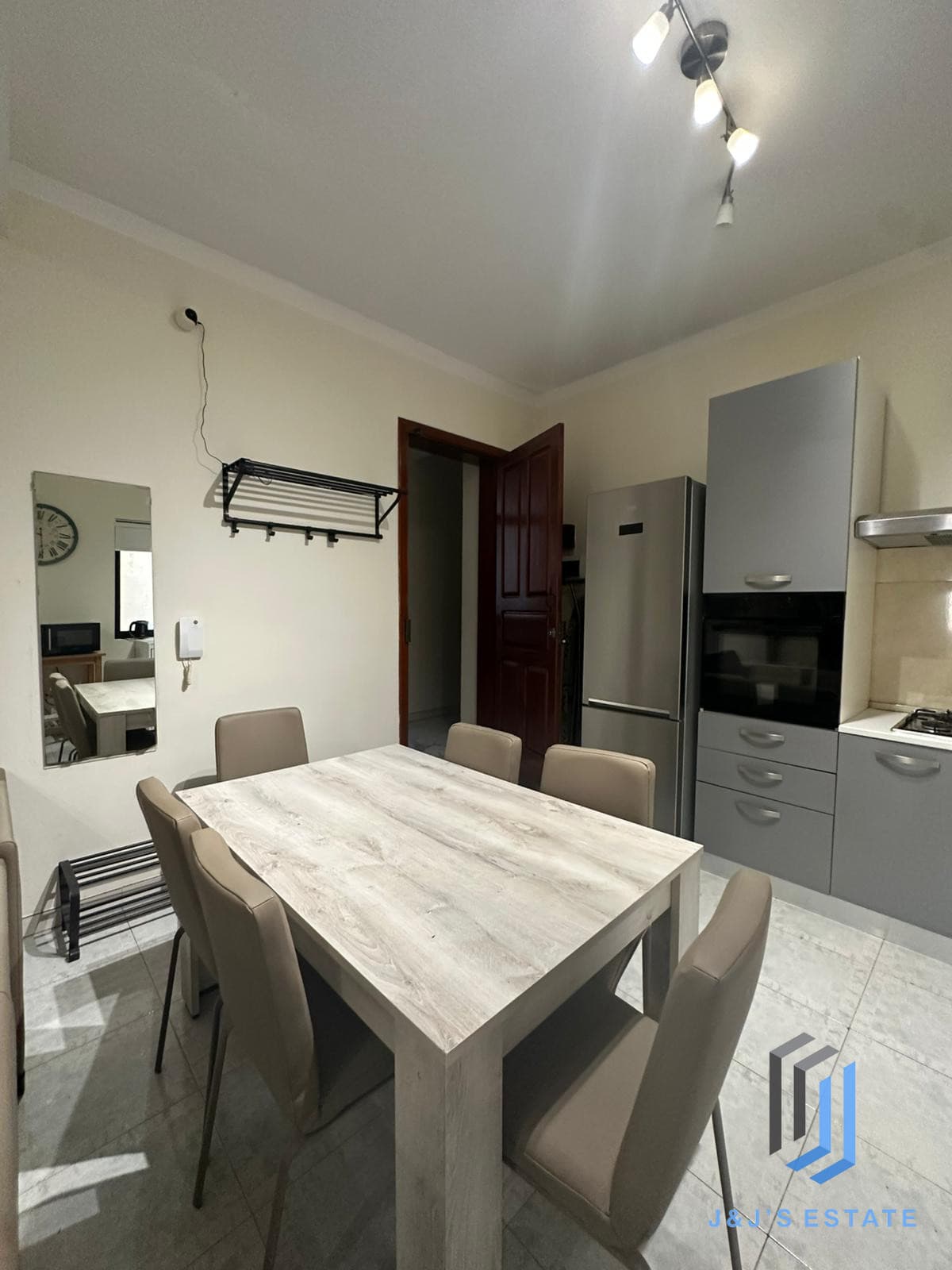 Elegant 2-Bedroom Apartment in Sliema · 11