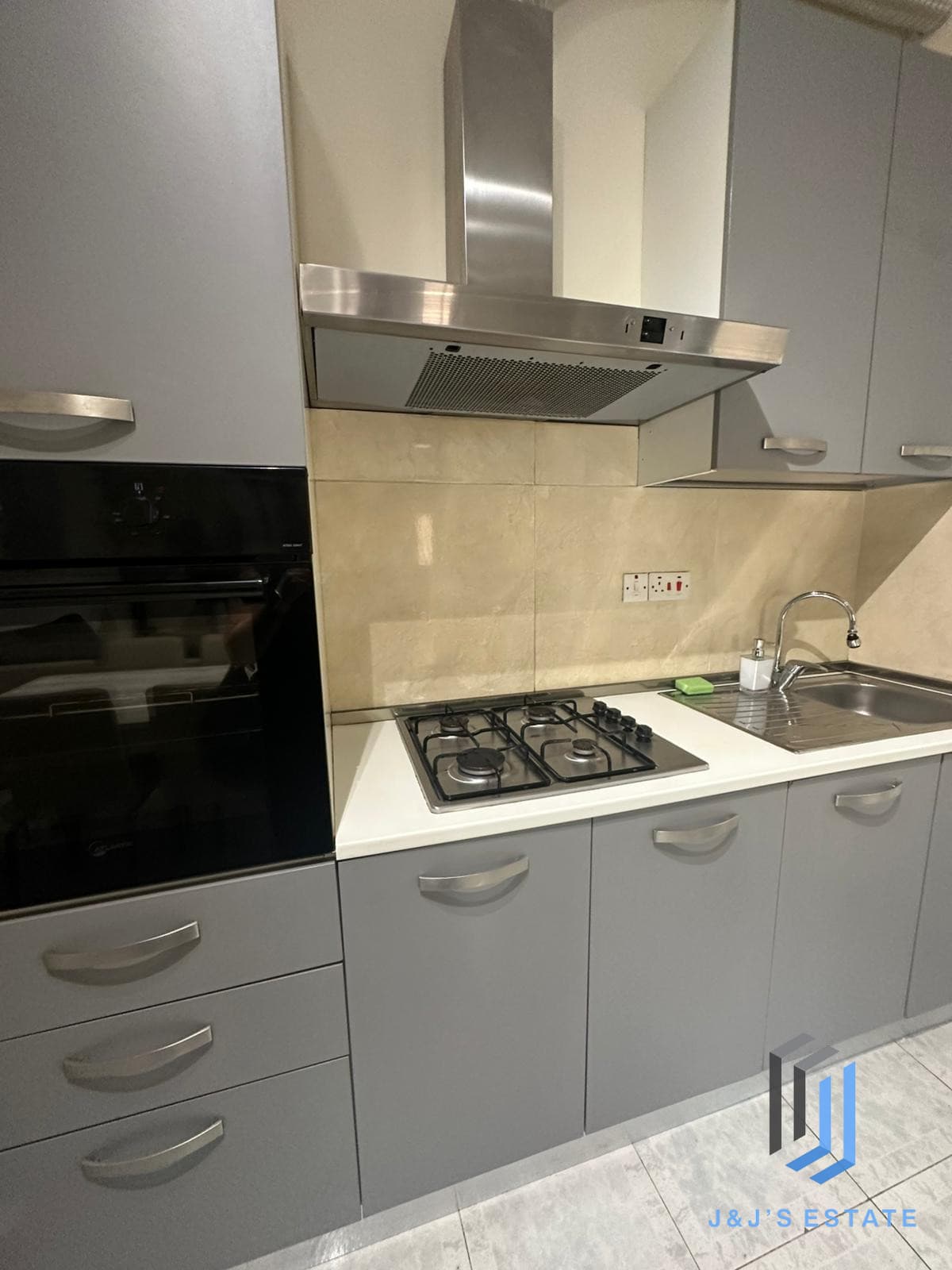Elegant 2-Bedroom Apartment in Sliema · 5
