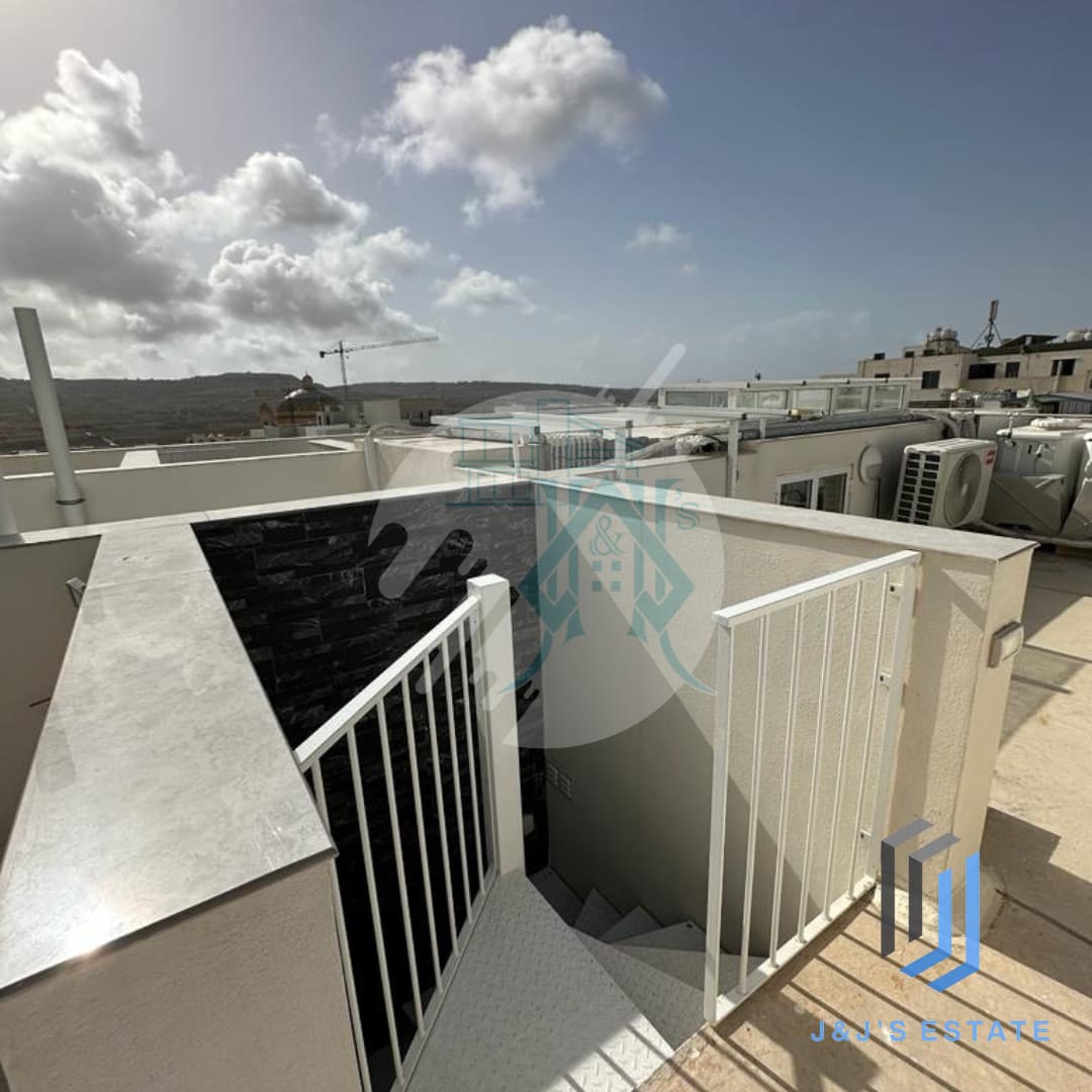 Elegant Duplex Penthouse in Mgarr · 18