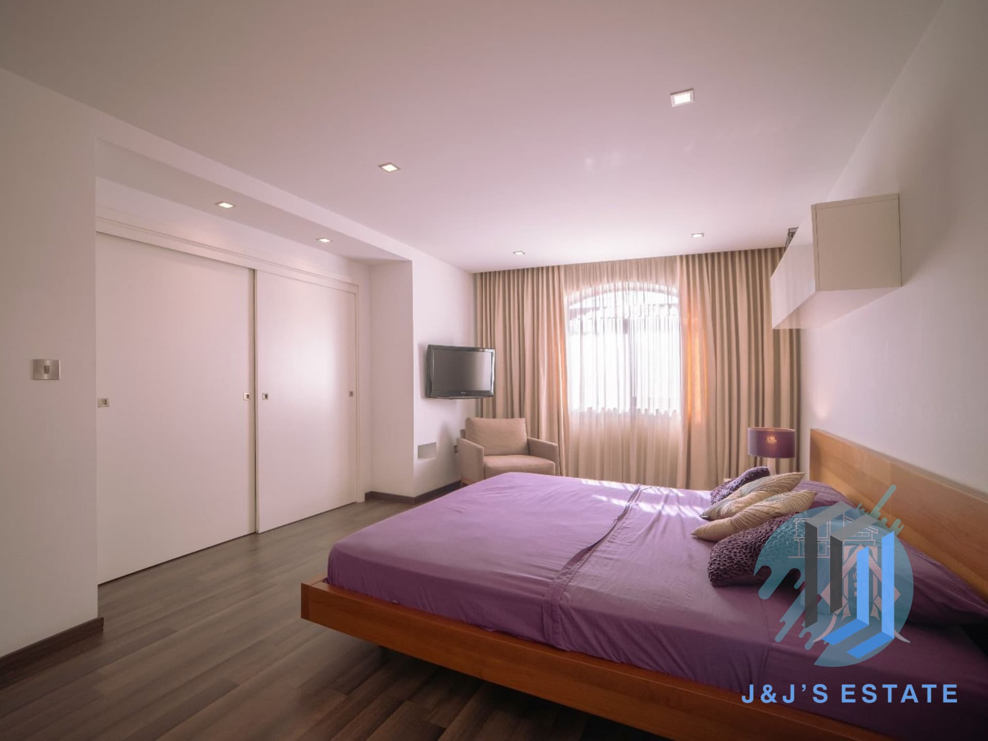 Elegant Semi-Detached Home in Ibragg · 6