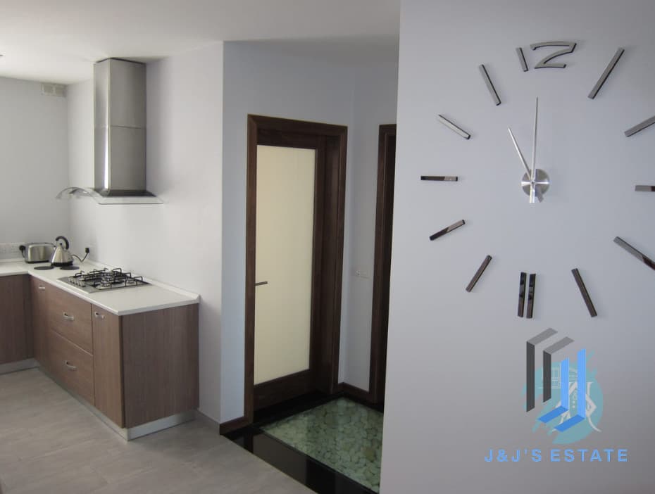 Modern 3-Bedroom Top Floor Apartment in Zurrieq · 9