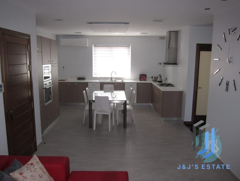 Modern 3-Bedroom Top Floor Apartment in Zurrieq · 11