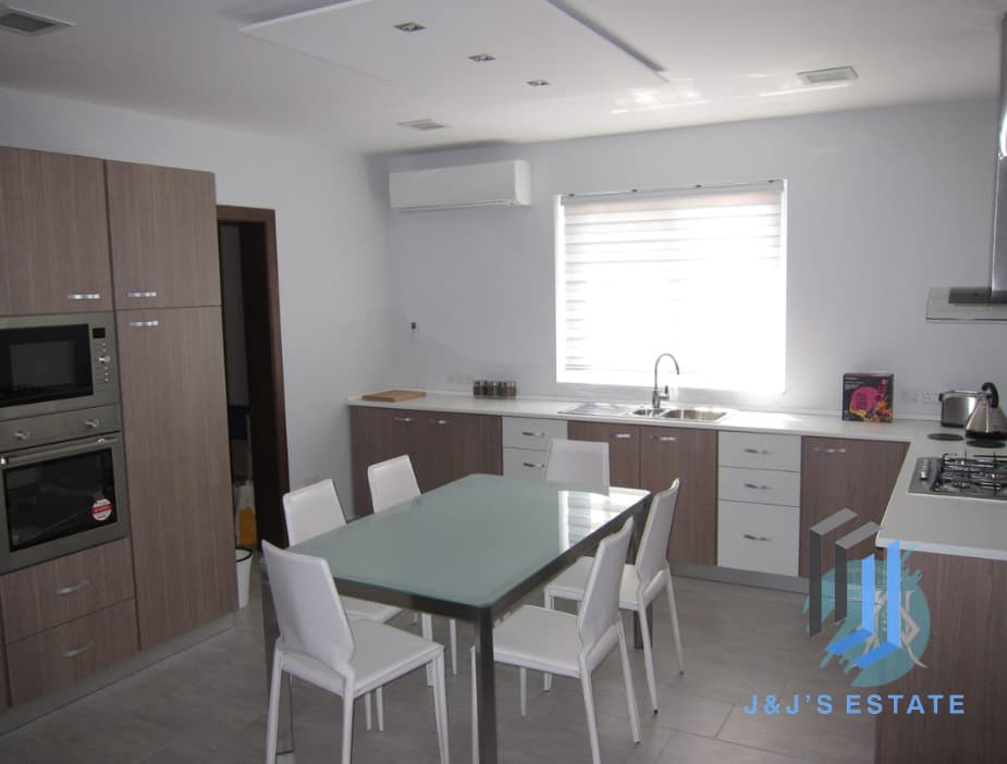 Modern 3-Bedroom Top Floor Apartment in Zurrieq · 12