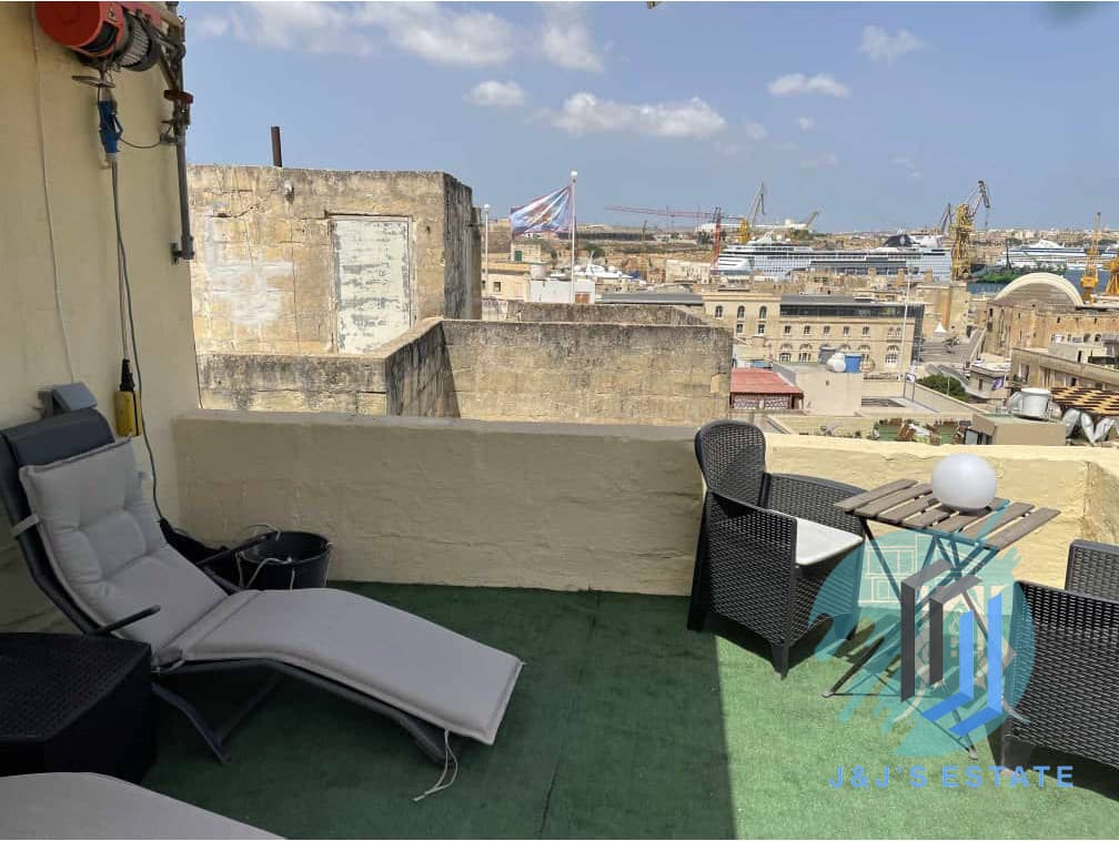Modern 1-Bedroom Apartment with Mezzanine Office in Bormla · 20