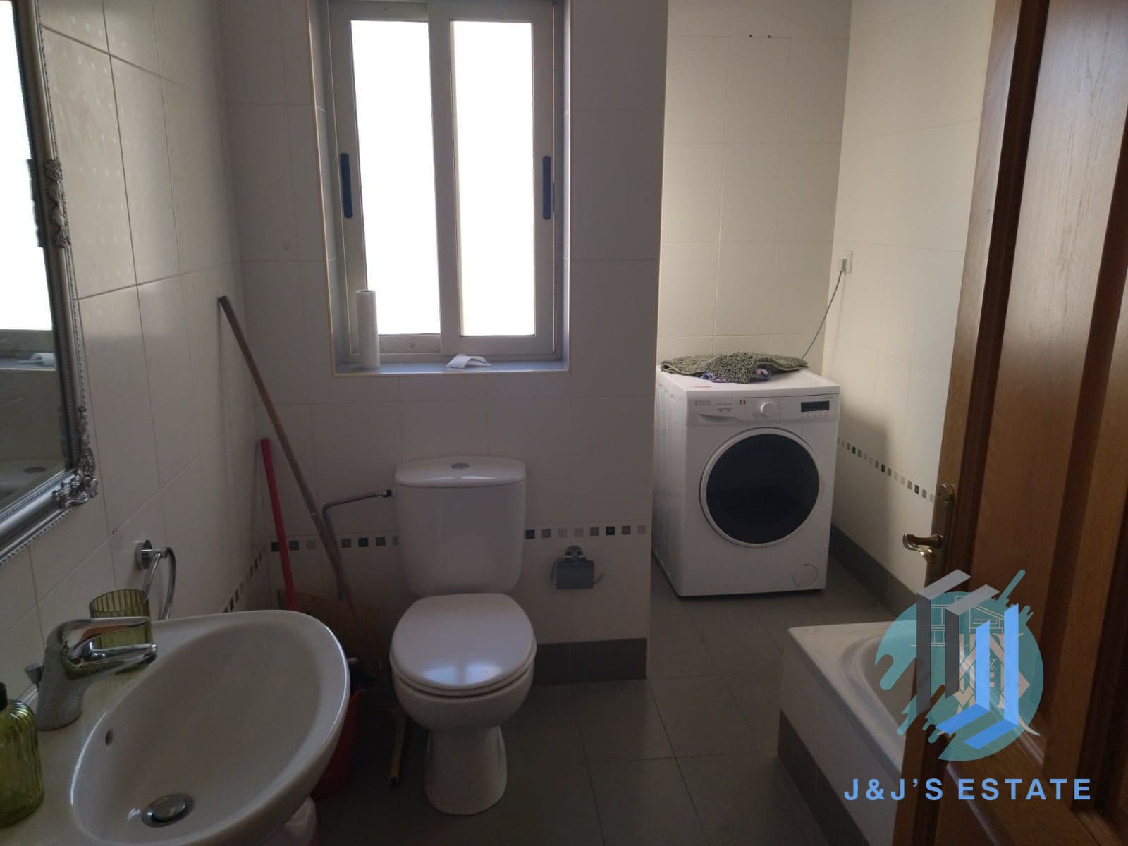Luxurious 3-Bedroom Apartment in Sliema with Sea Views · 8