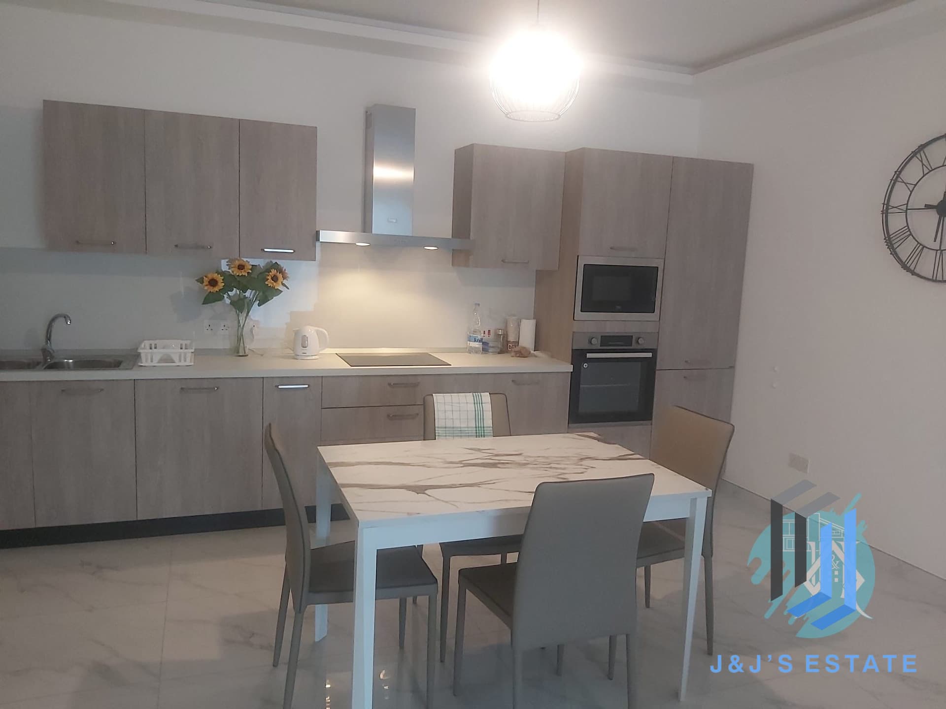 Modern 2-Bedroom Apartment in Iklin - Perfect for 4 People · 1