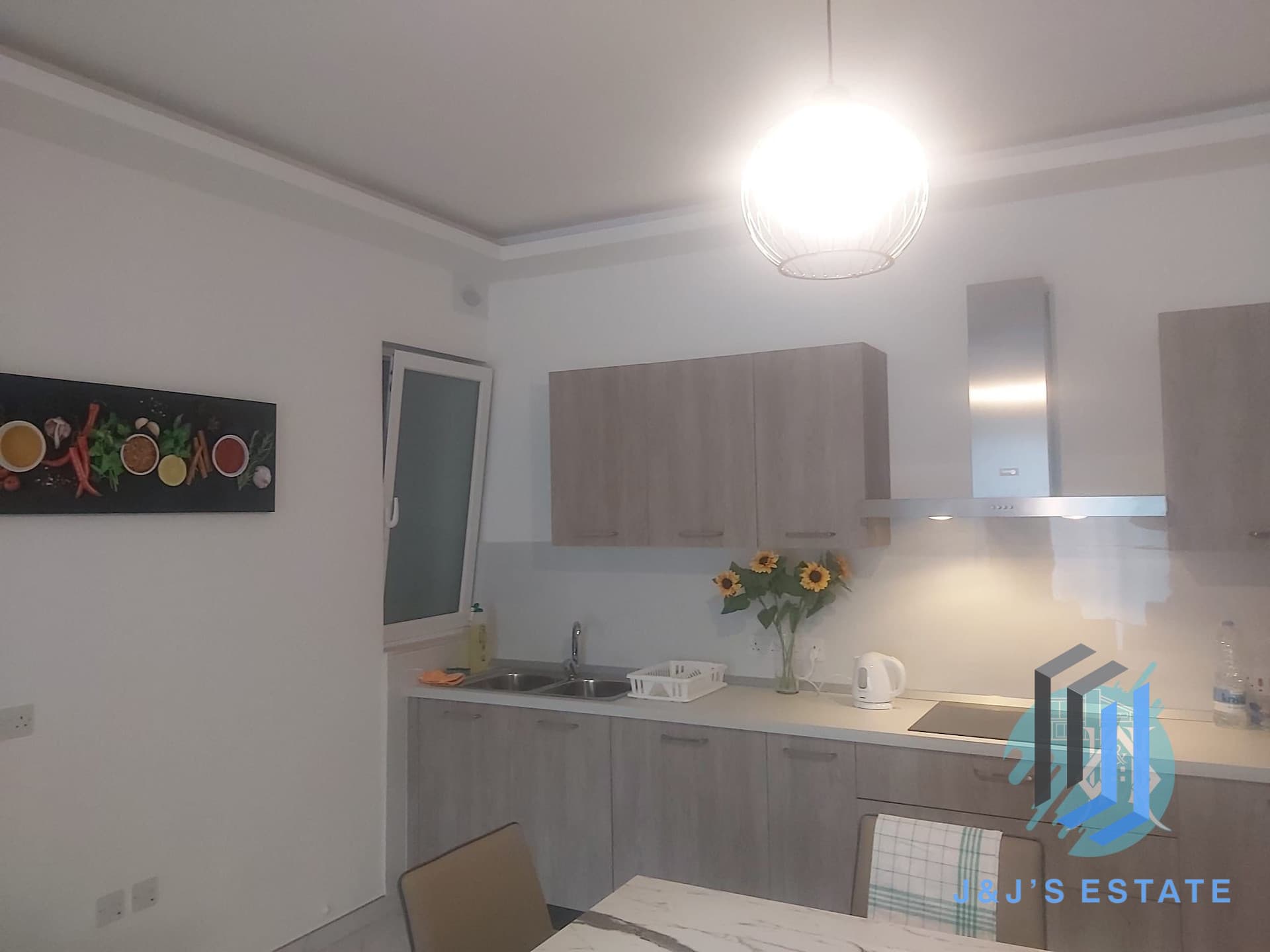 Modern 2-Bedroom Apartment in Iklin - Perfect for 4 People · 5