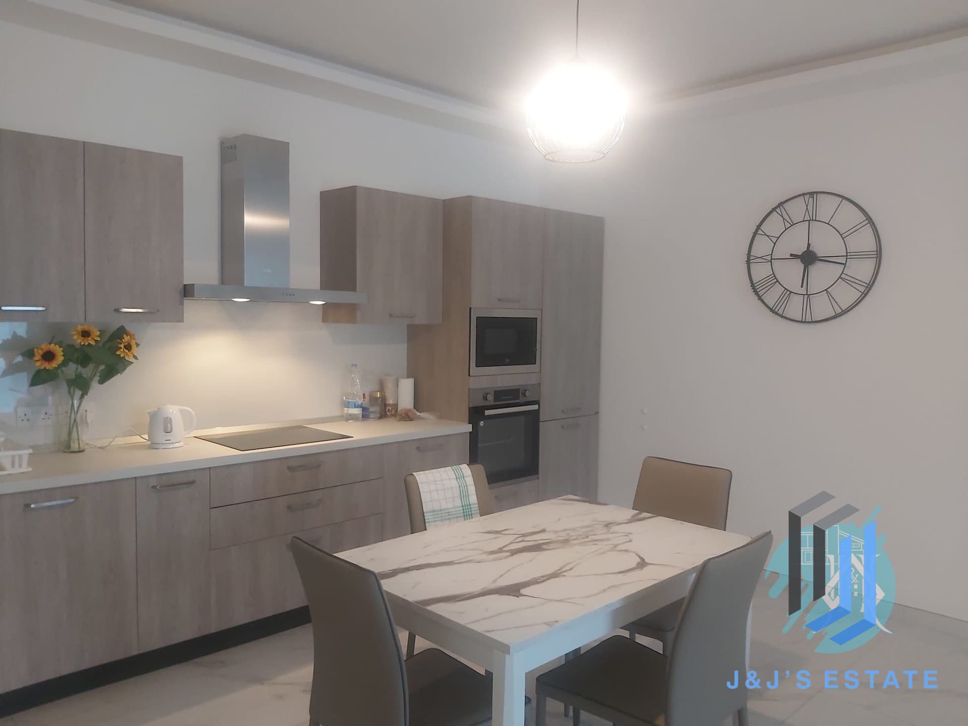 Modern 2-Bedroom Apartment in Iklin - Perfect for 4 People · 6