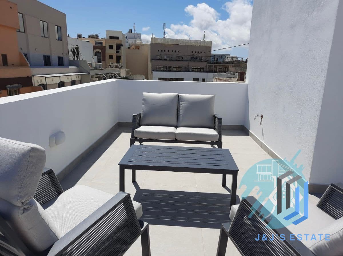 Spacious 3-Bedroom Duplex Penthouse in Sliema · 2