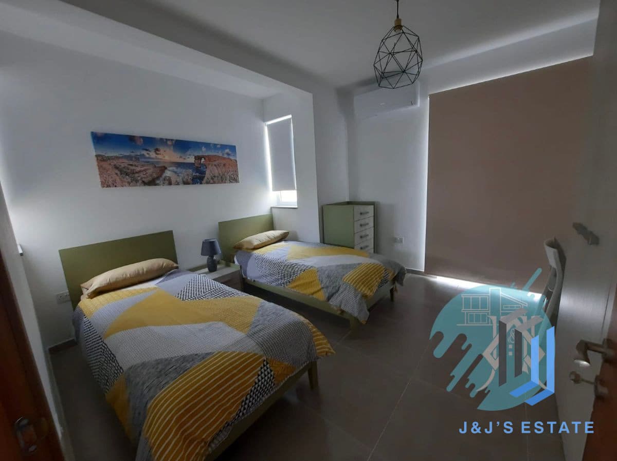 Spacious 3-Bedroom Duplex Penthouse in Sliema · 4
