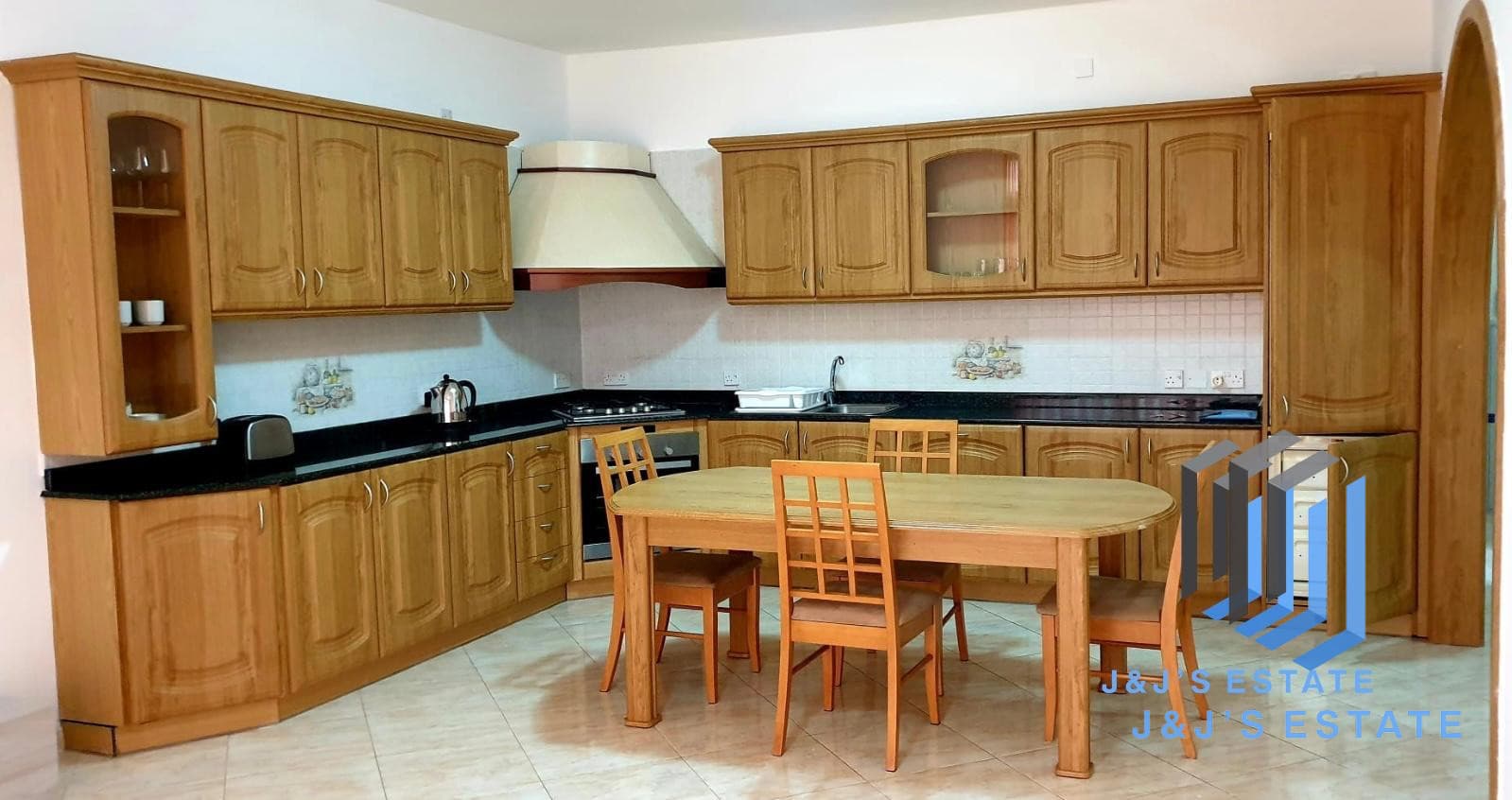 Contemporary 3-Bedroom Apartment in Marsaskala with Sea Views · 6