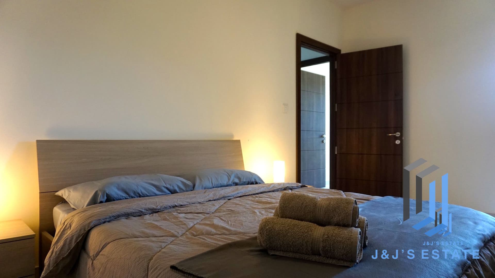 Sea-Front 2-Bedroom Apartment in Xgħajra · 3