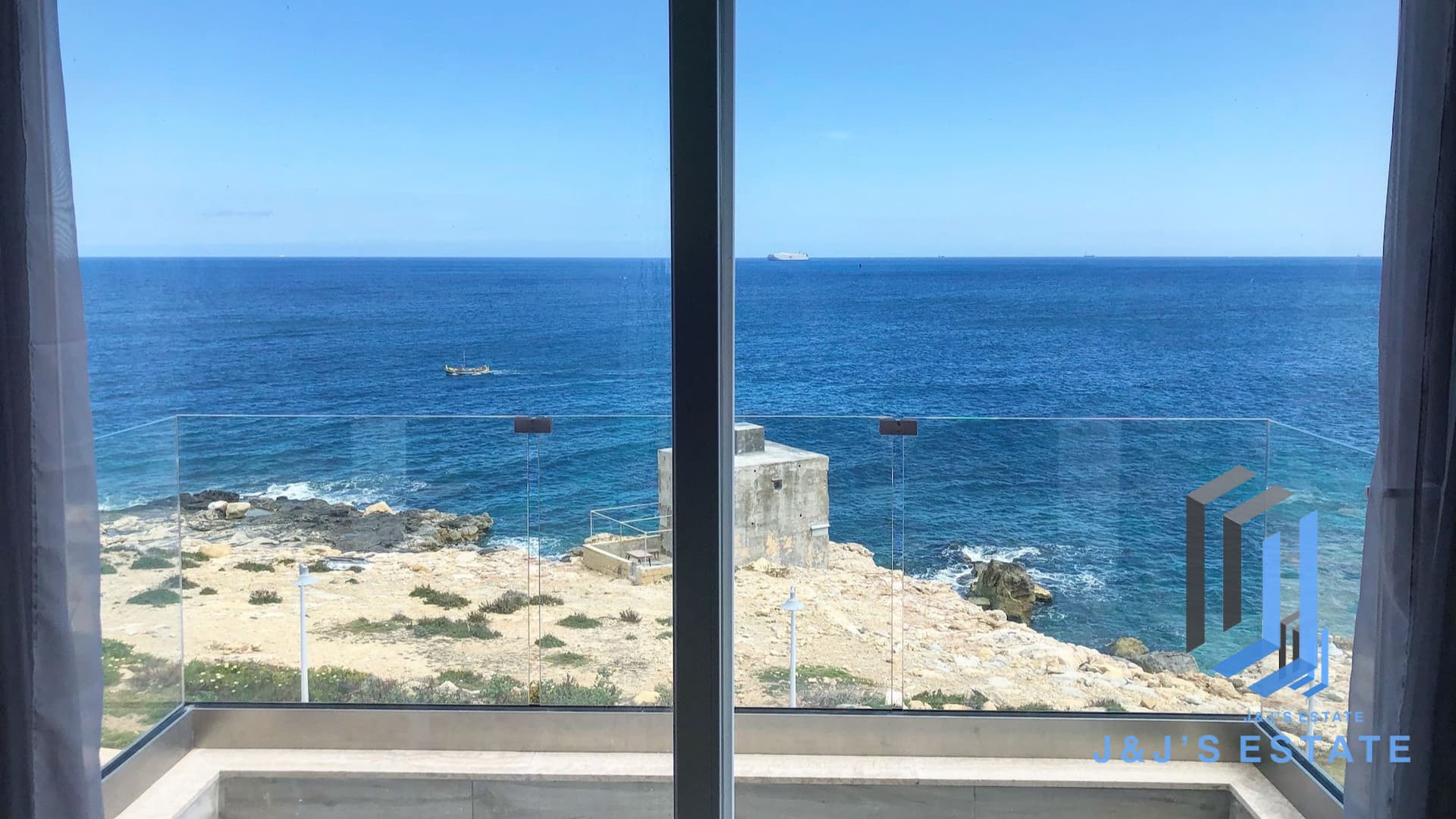 Sea-Front 2-Bedroom Apartment in Xgħajra · 5
