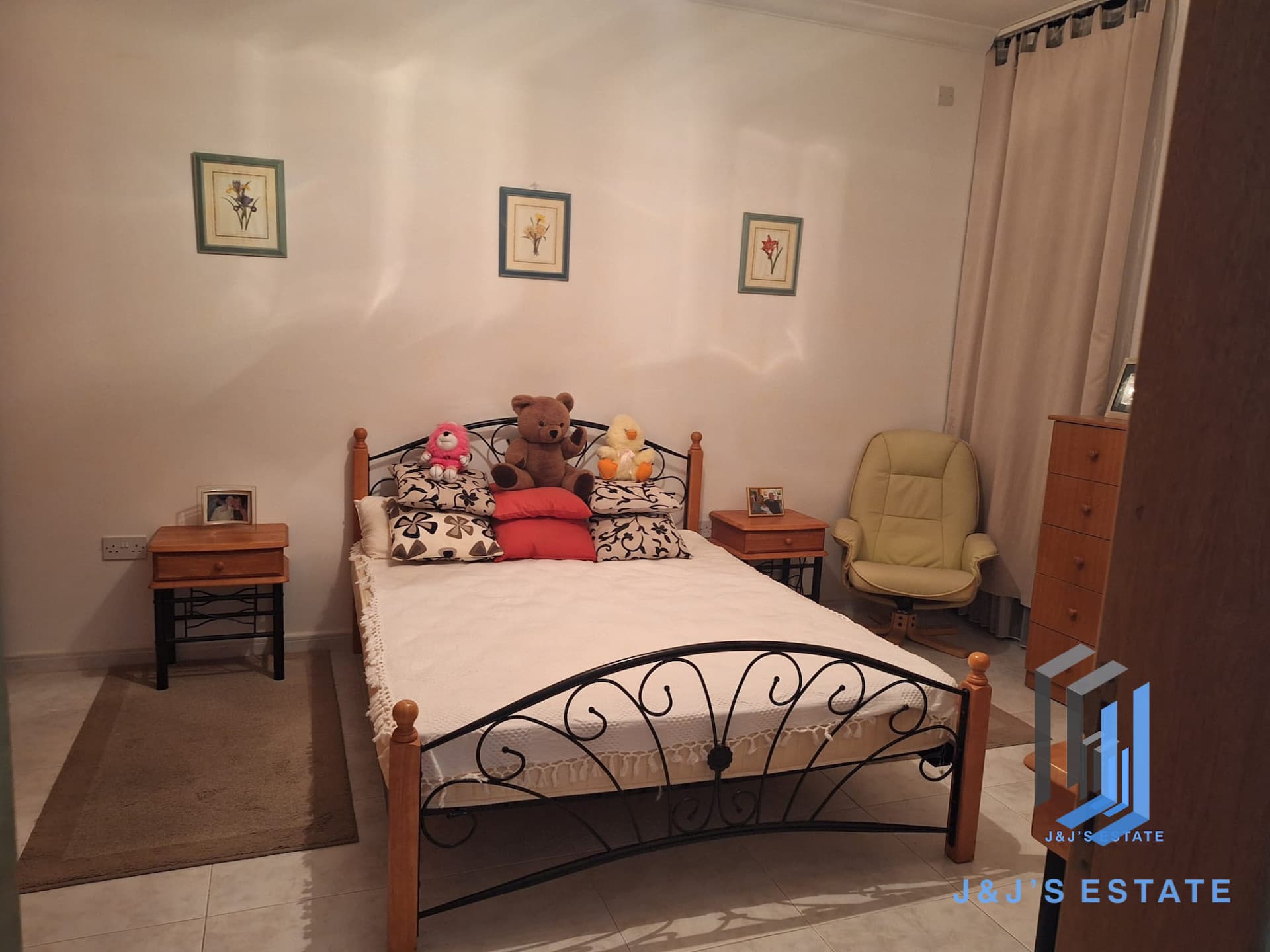 Charming 3-Bedroom Seaside Flat for Rent in Qwara · 3