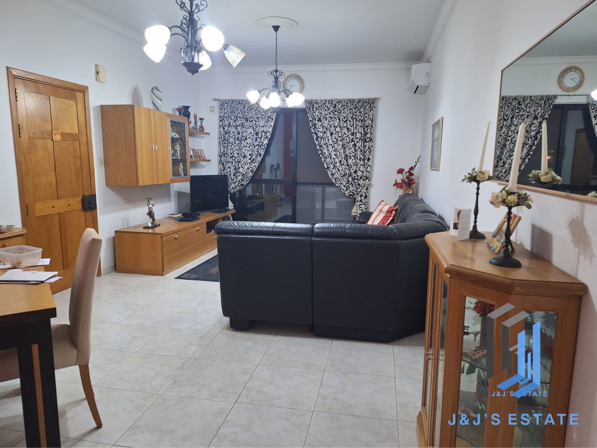 Charming 3-Bedroom Seaside Flat for Rent in Qwara · 4