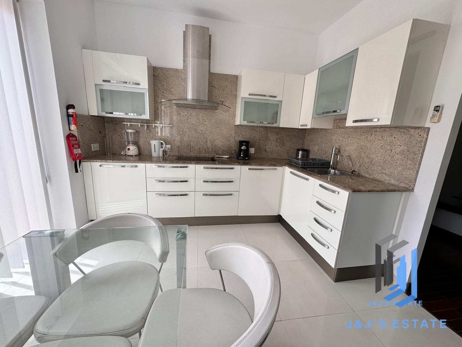 Luxurious 2-Bedroom Apartment in St Julian's · 5