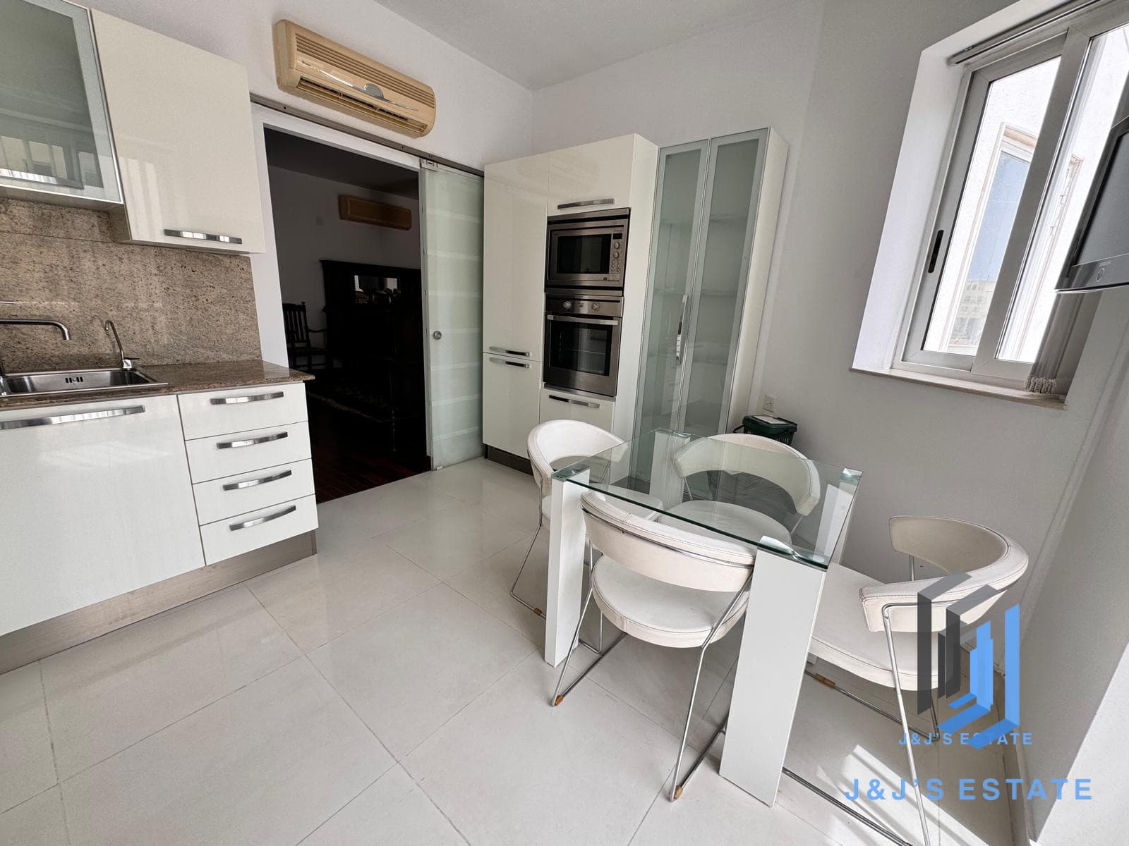 Luxurious 2-Bedroom Apartment in St Julian's · 6