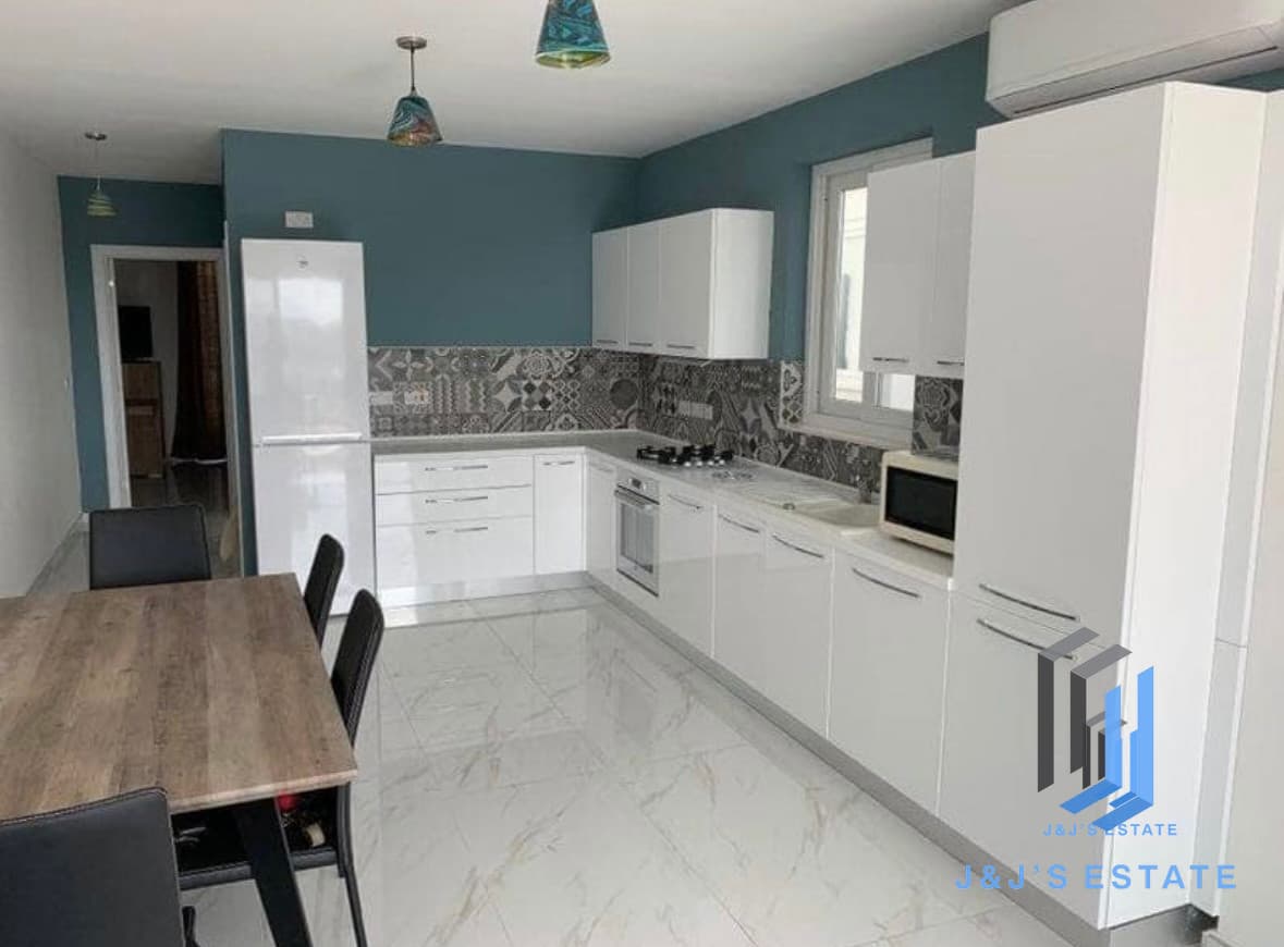 Spacious Penthouse with Sea Front Views in Qawra · 2