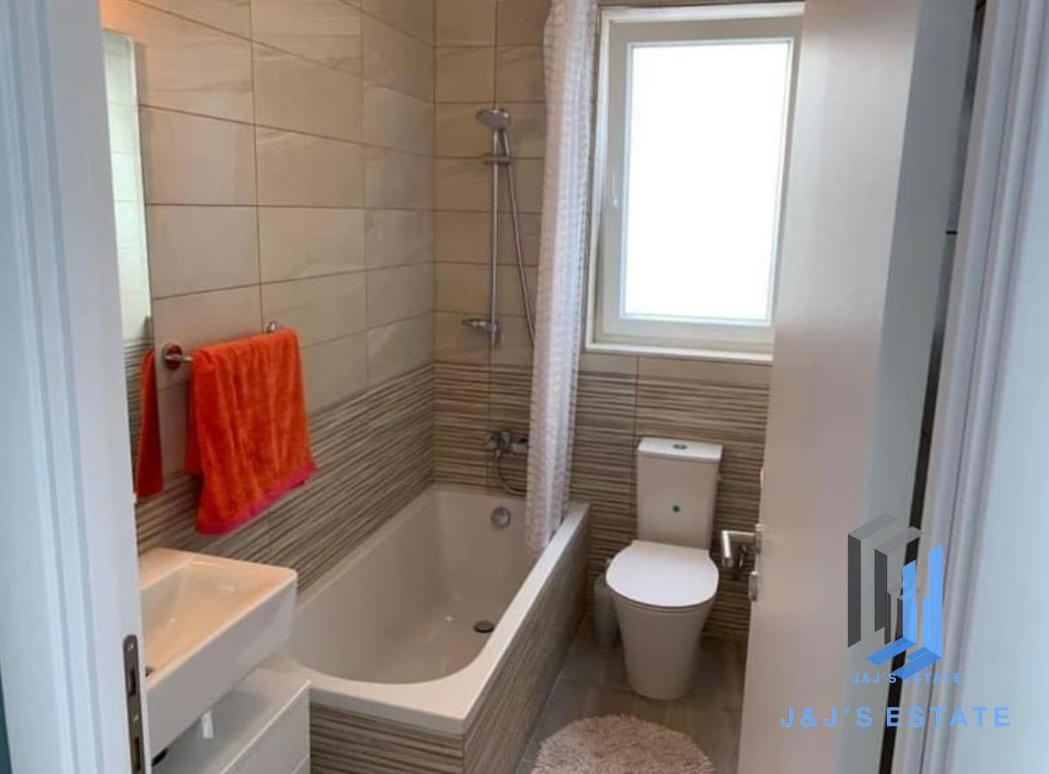 Spacious Penthouse with Sea Front Views in Qawra · 5