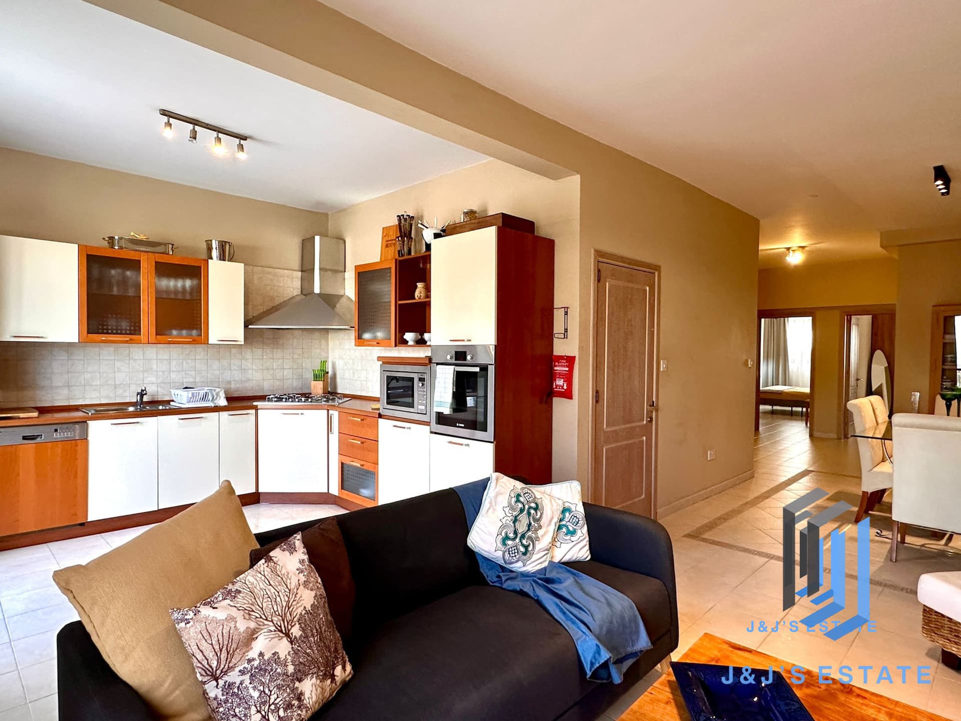 Stylish 2-Bedroom Apartment in the Heart of St Julian's · 5