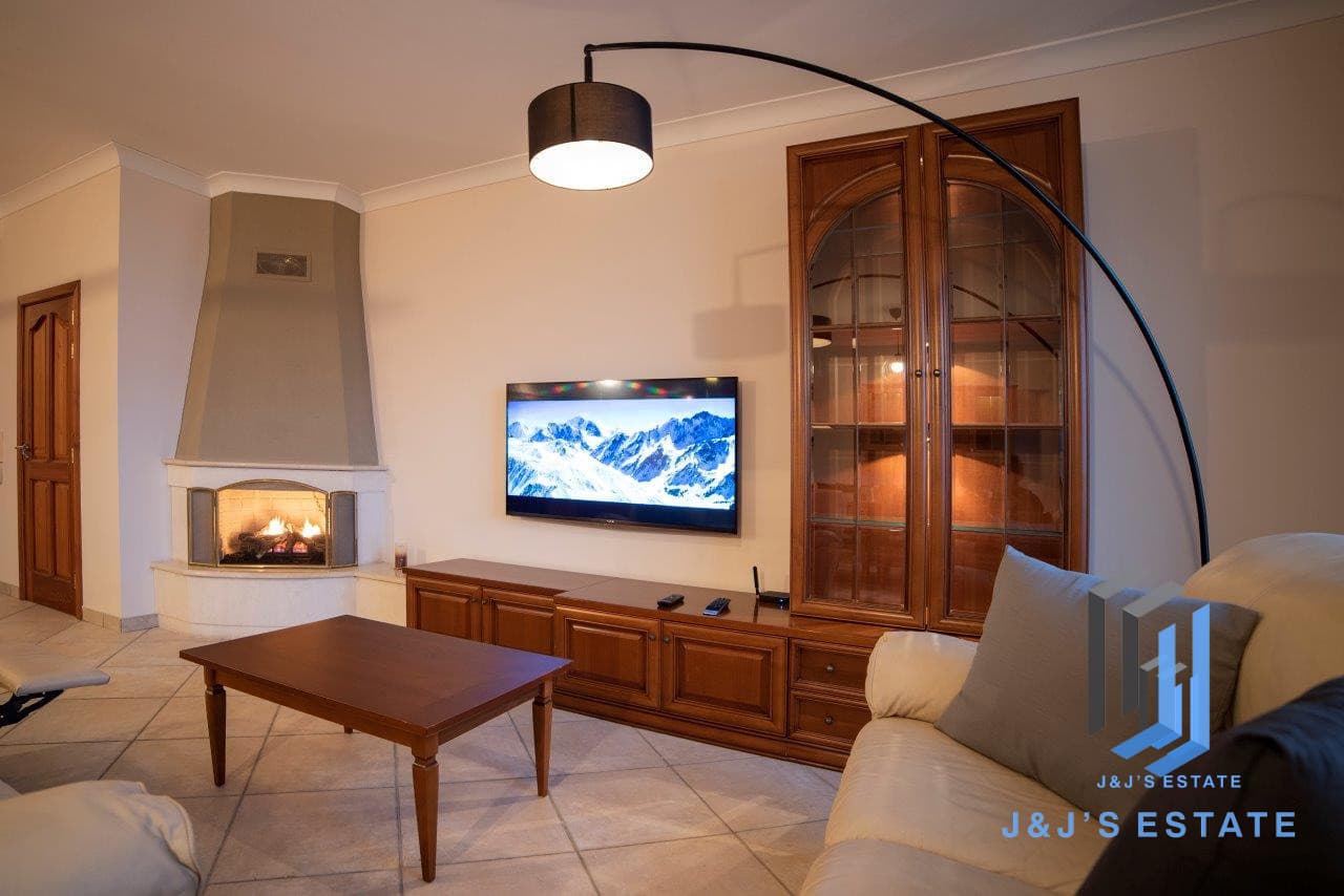 Spacious 2-Bedroom Apartment with Valley Views in Ibragg · 2