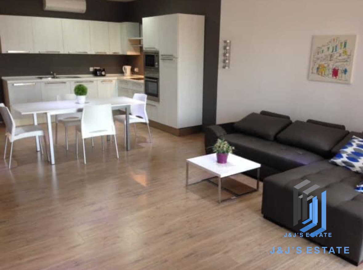 Three-bedroom apartment with balcony in Ta' Xbiex · 1