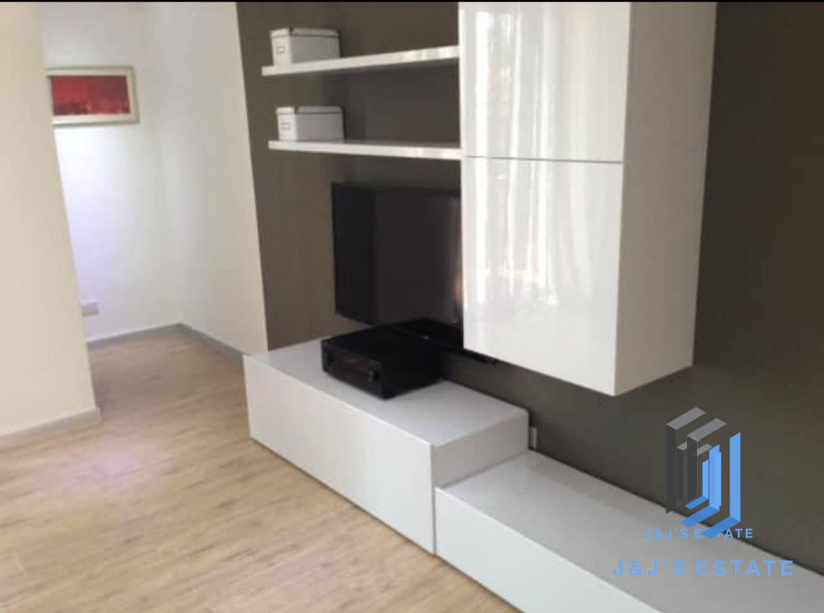 Three-bedroom apartment with balcony in Ta' Xbiex · 4
