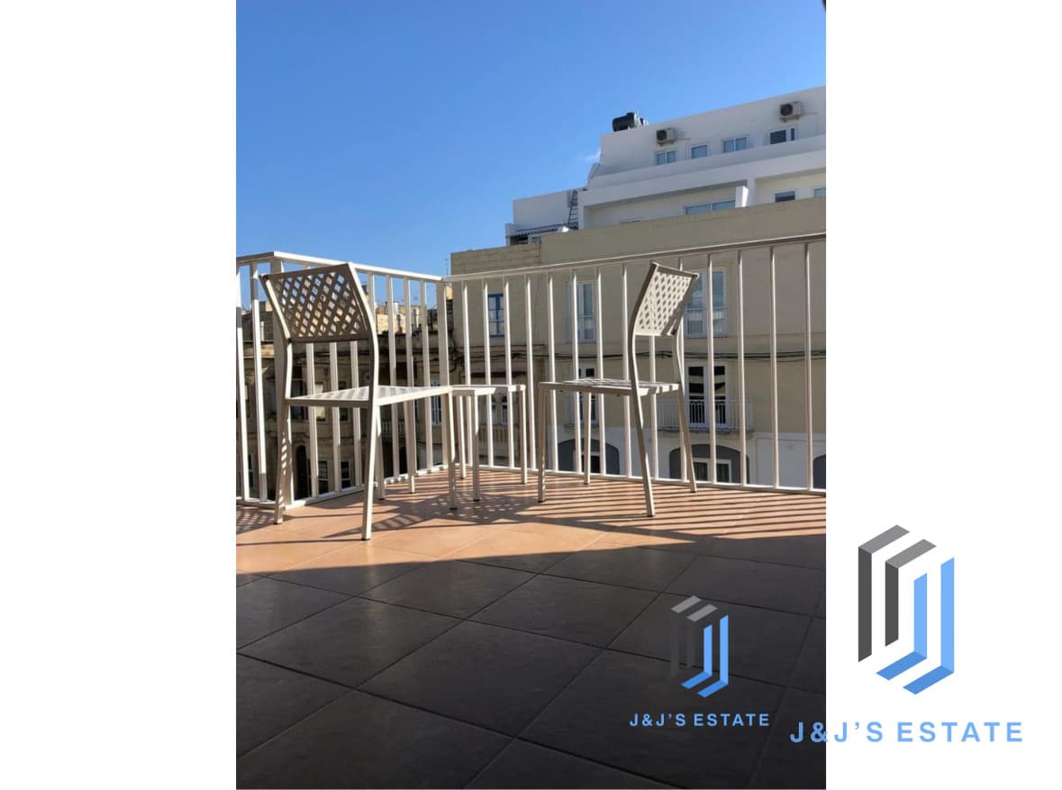 Three-bedroom apartment with balcony in Ta' Xbiex · 5