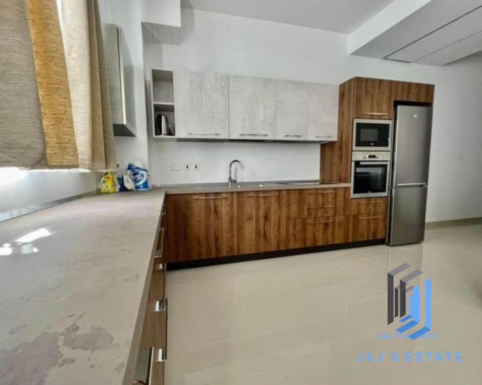 Stylish 3-Bedroom Apartment by the Seaside in Gzira · 4
