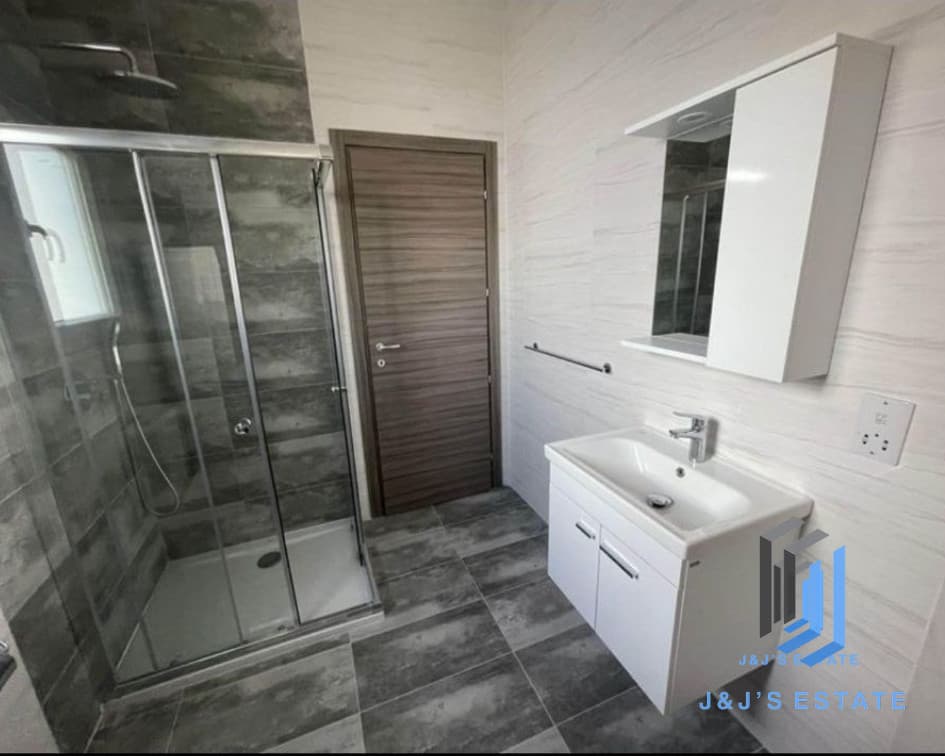 Stylish 3-Bedroom Apartment by the Seaside in Gzira · 5