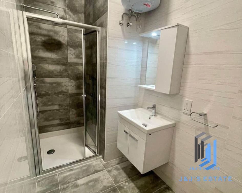 Stylish 3-Bedroom Apartment by the Seaside in Gzira · 6