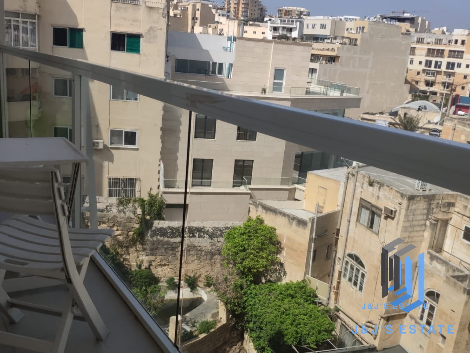Charming 2-Bedroom Apartment in St Julian's · 3