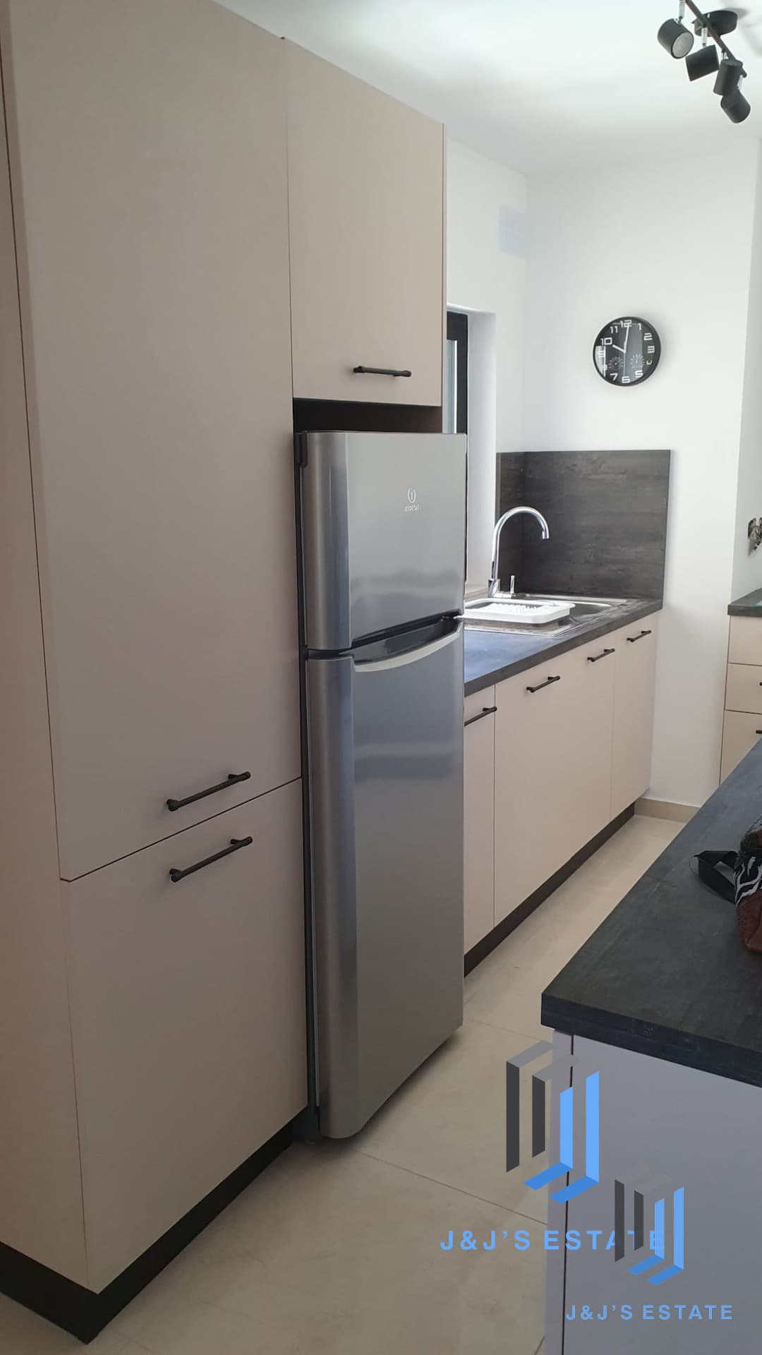 Stylish 1-Bedroom Penthouse in Gzira · 3