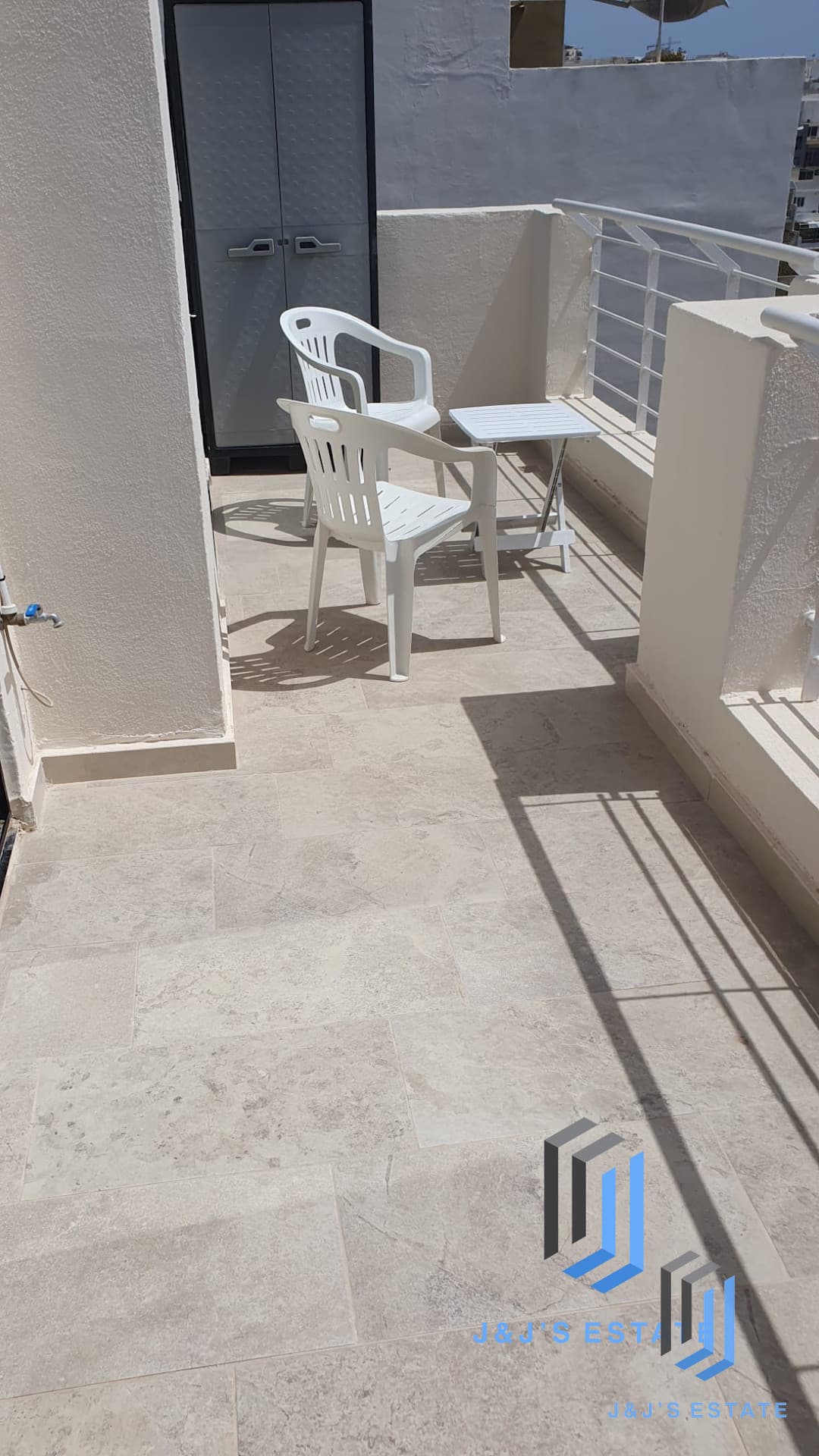 Stylish 1-Bedroom Penthouse in Gzira · 6