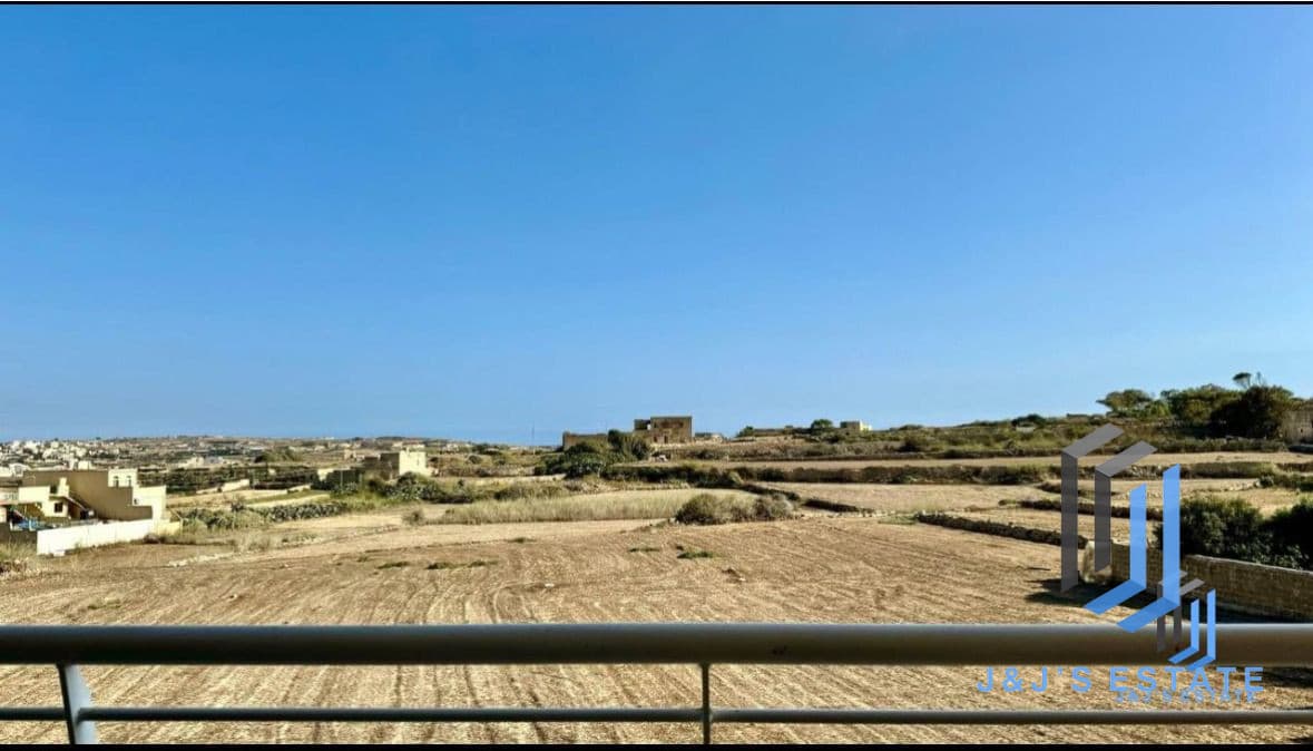 Spacious 3-Bedroom Apartment Near Victoria · 4