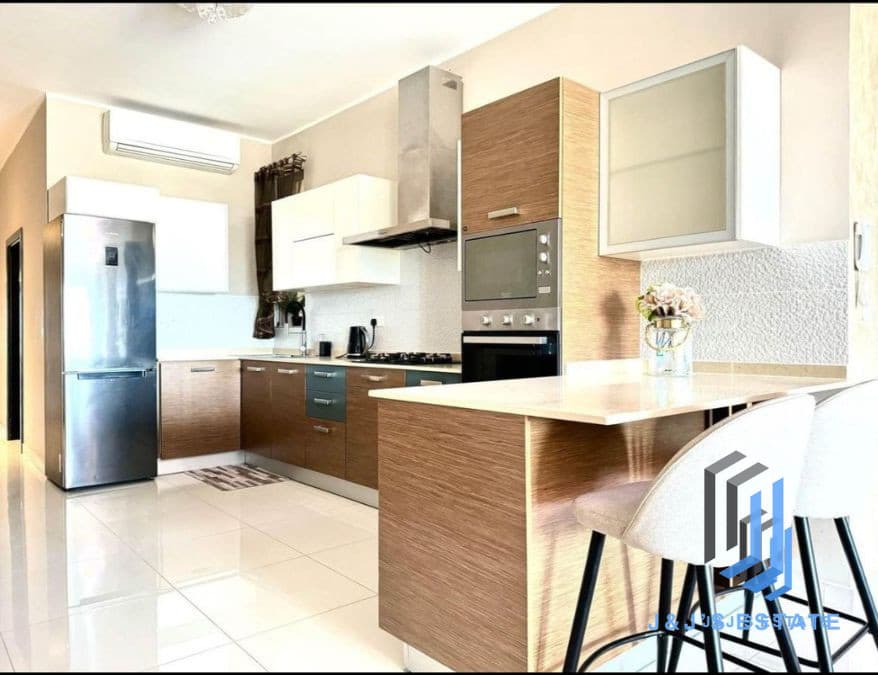 Spacious 3-Bedroom Apartment Near Victoria · 7