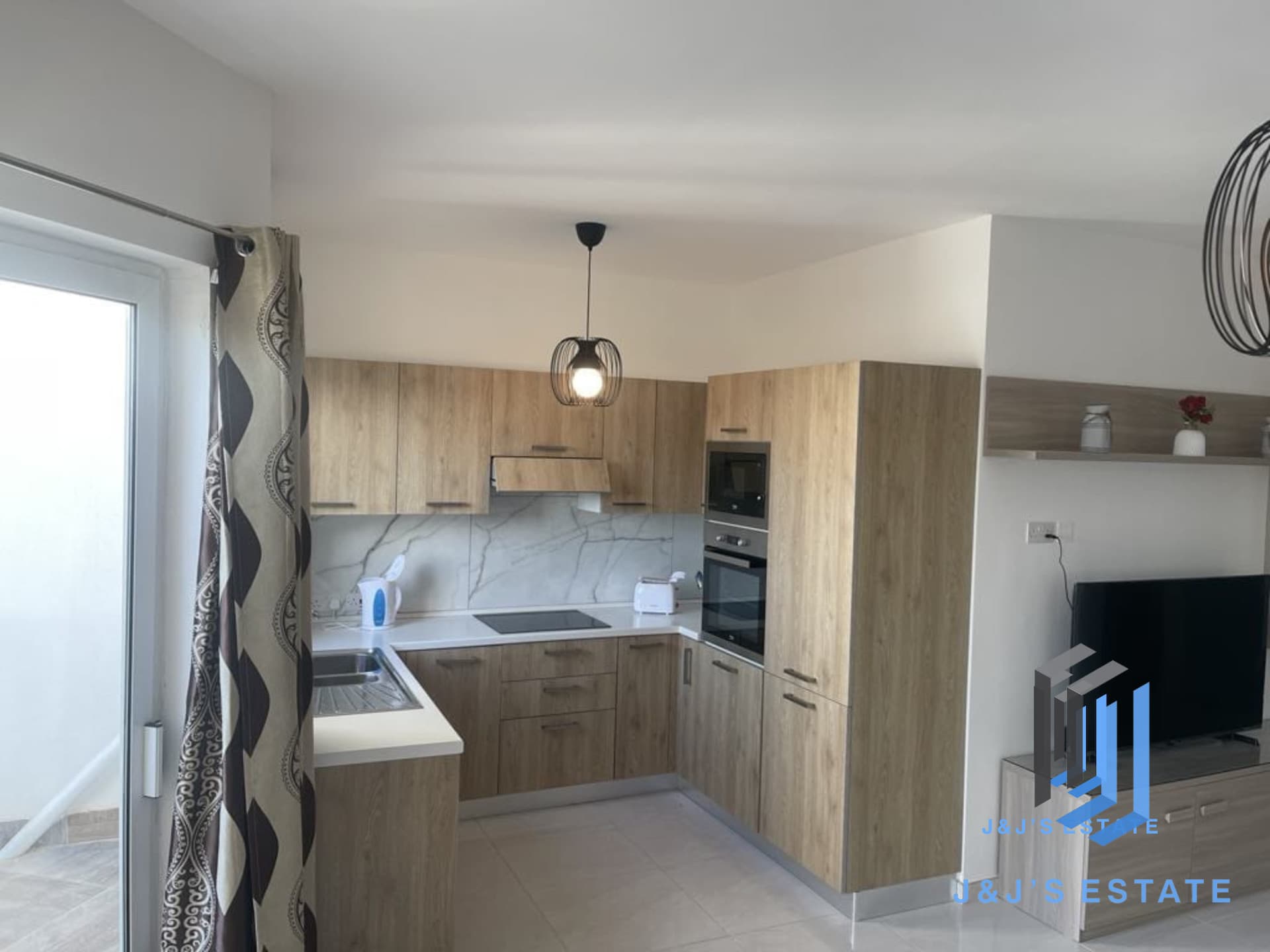 Modern 2-Bedroom Apartment with Balluta Views in Sliema · 3
