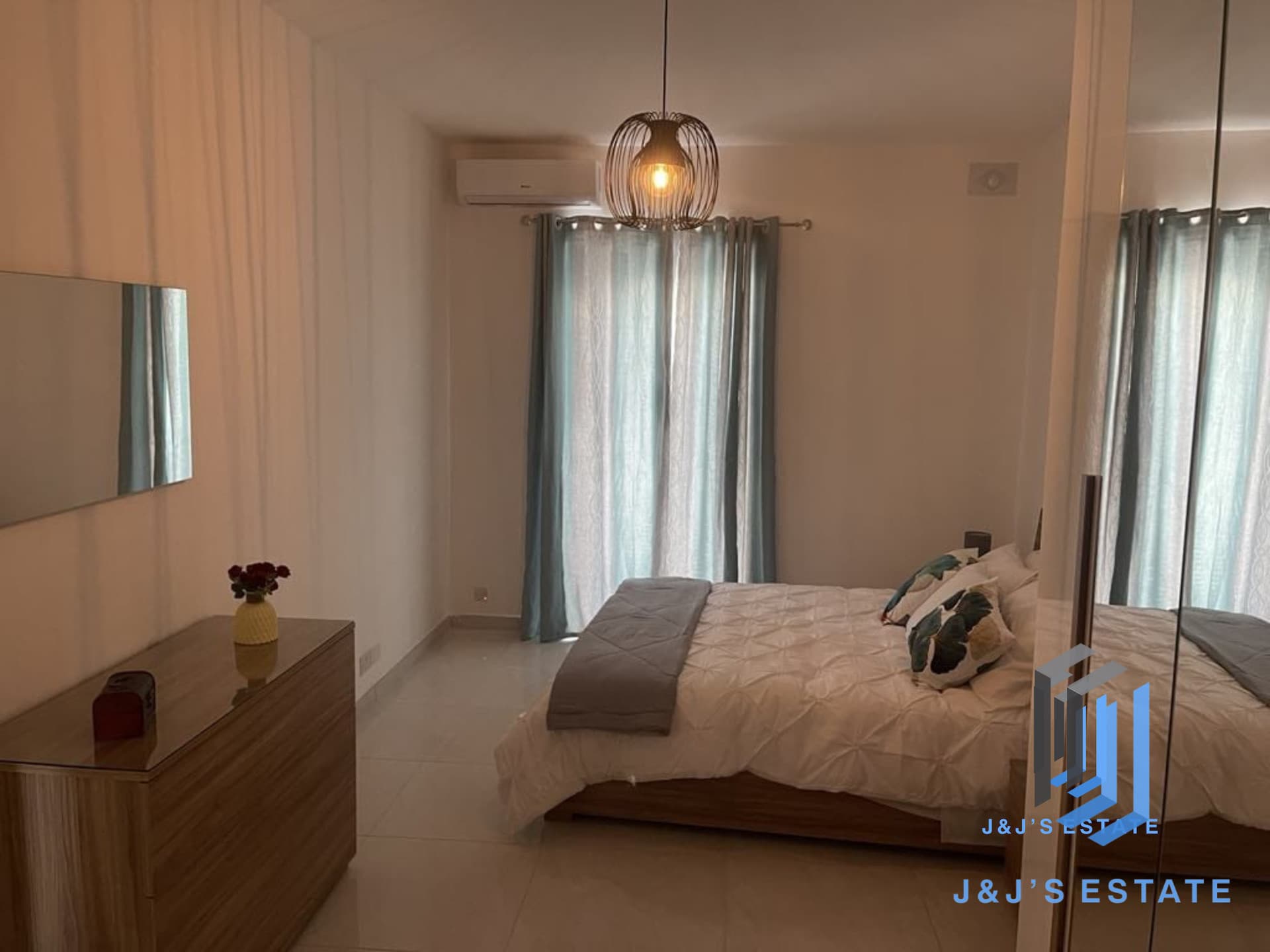 Modern 2-Bedroom Apartment with Balluta Views in Sliema · 4