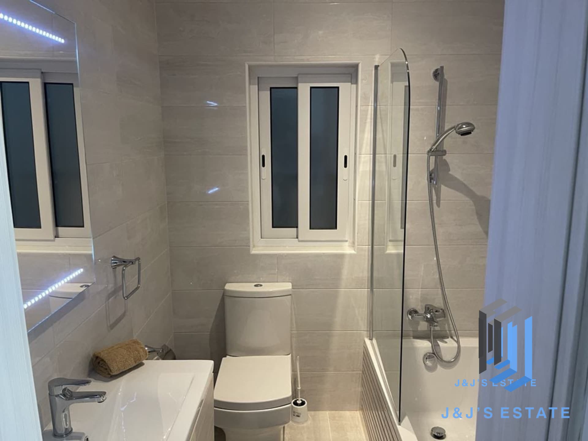 Modern 2-Bedroom Apartment with Balluta Views in Sliema · 6