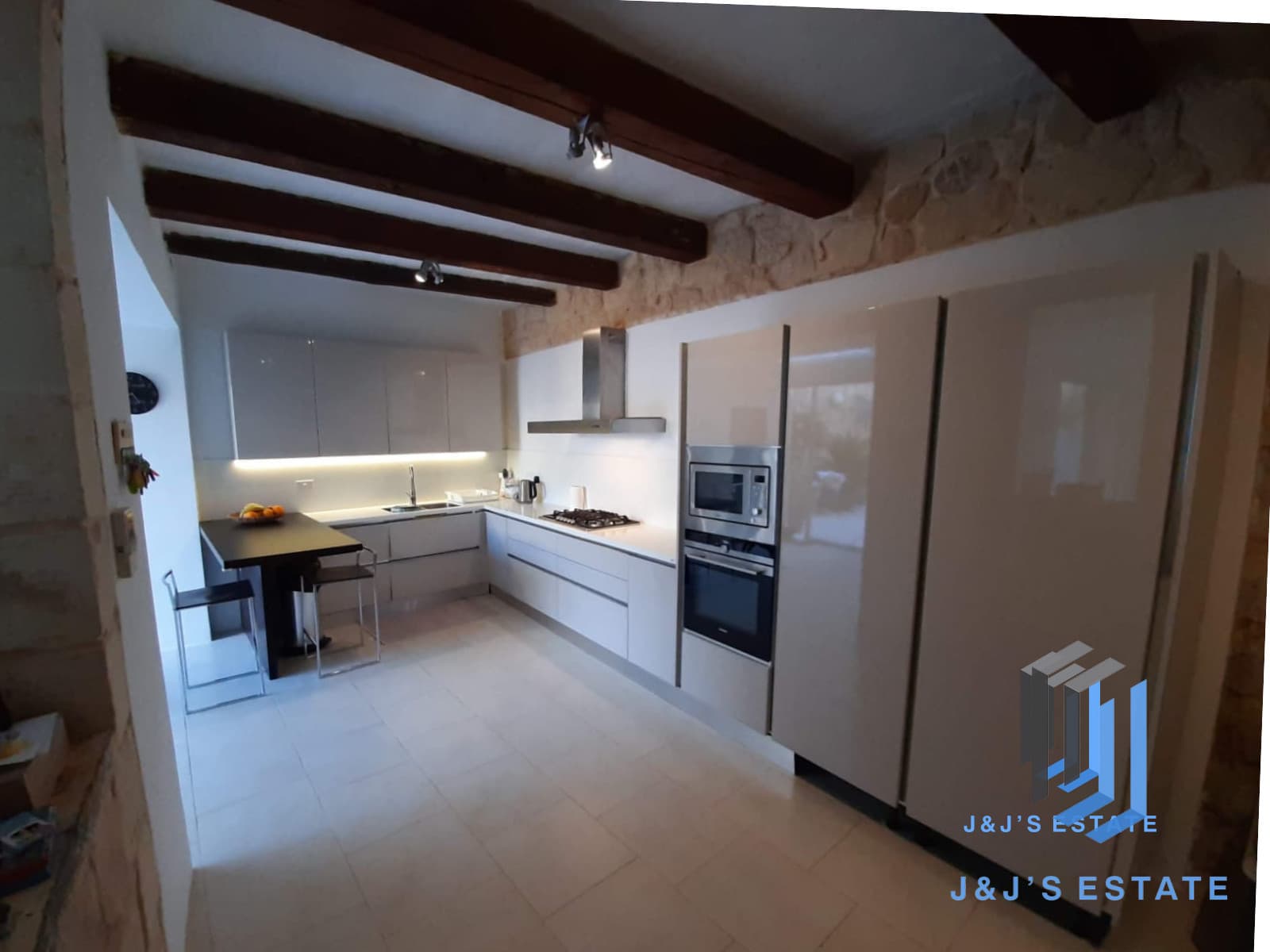 Refurbished four-bedroom house of character in Gharghur · 2